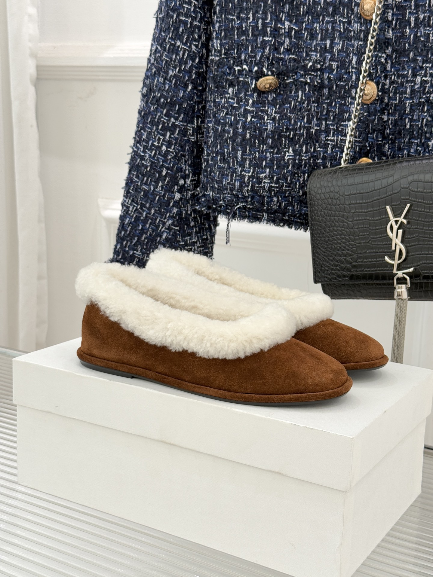 The Row 25WF新品复古毛毛鞋这双毛毛鞋以品牌标志性极简美学注解秋冬“宅家精致主义”。甄选柔密羊