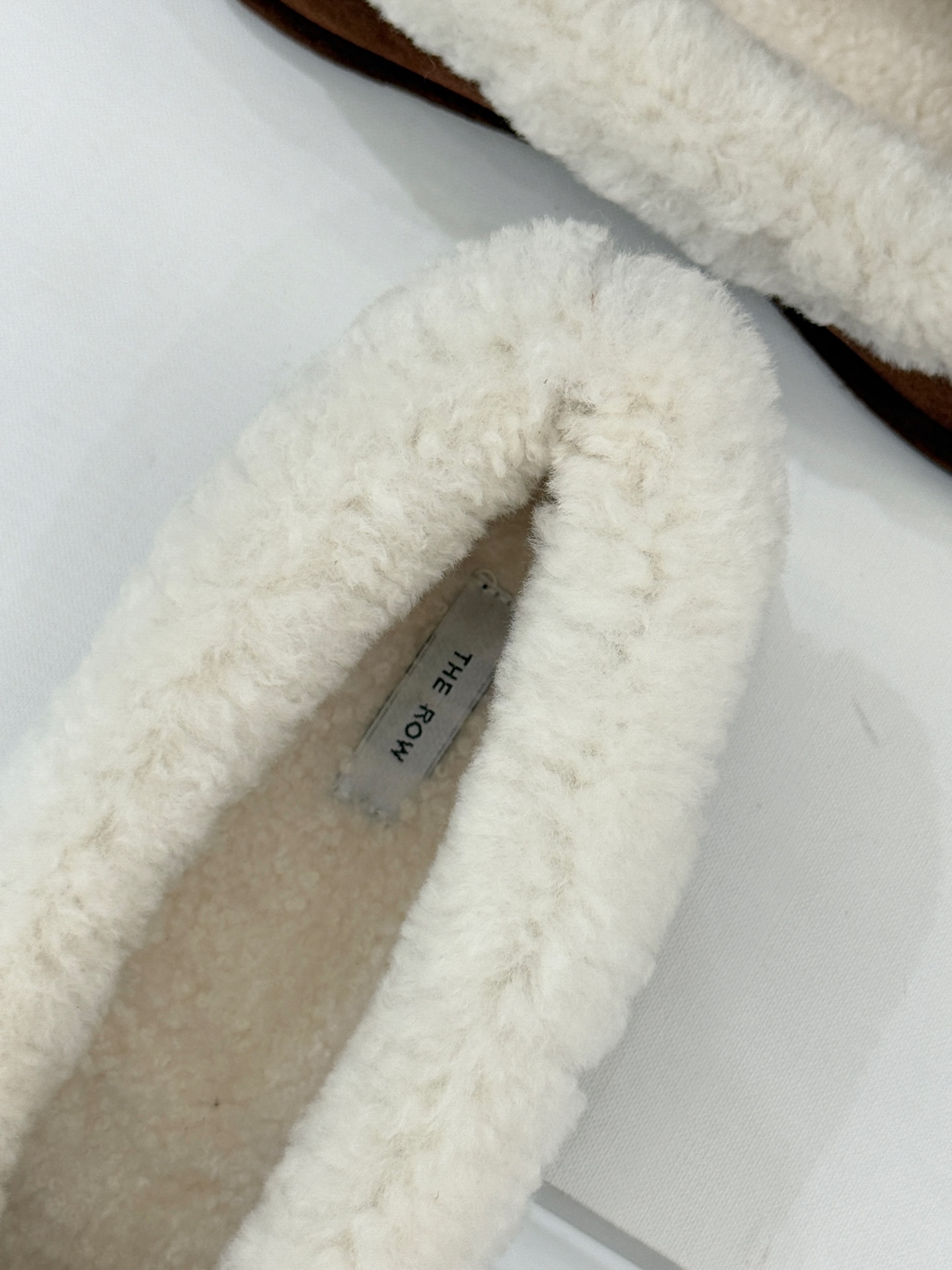 The Row 25WF新品复古毛毛鞋这双毛毛鞋以品牌标志性极简美学注解秋冬“宅家精致主义”。甄选柔密羊