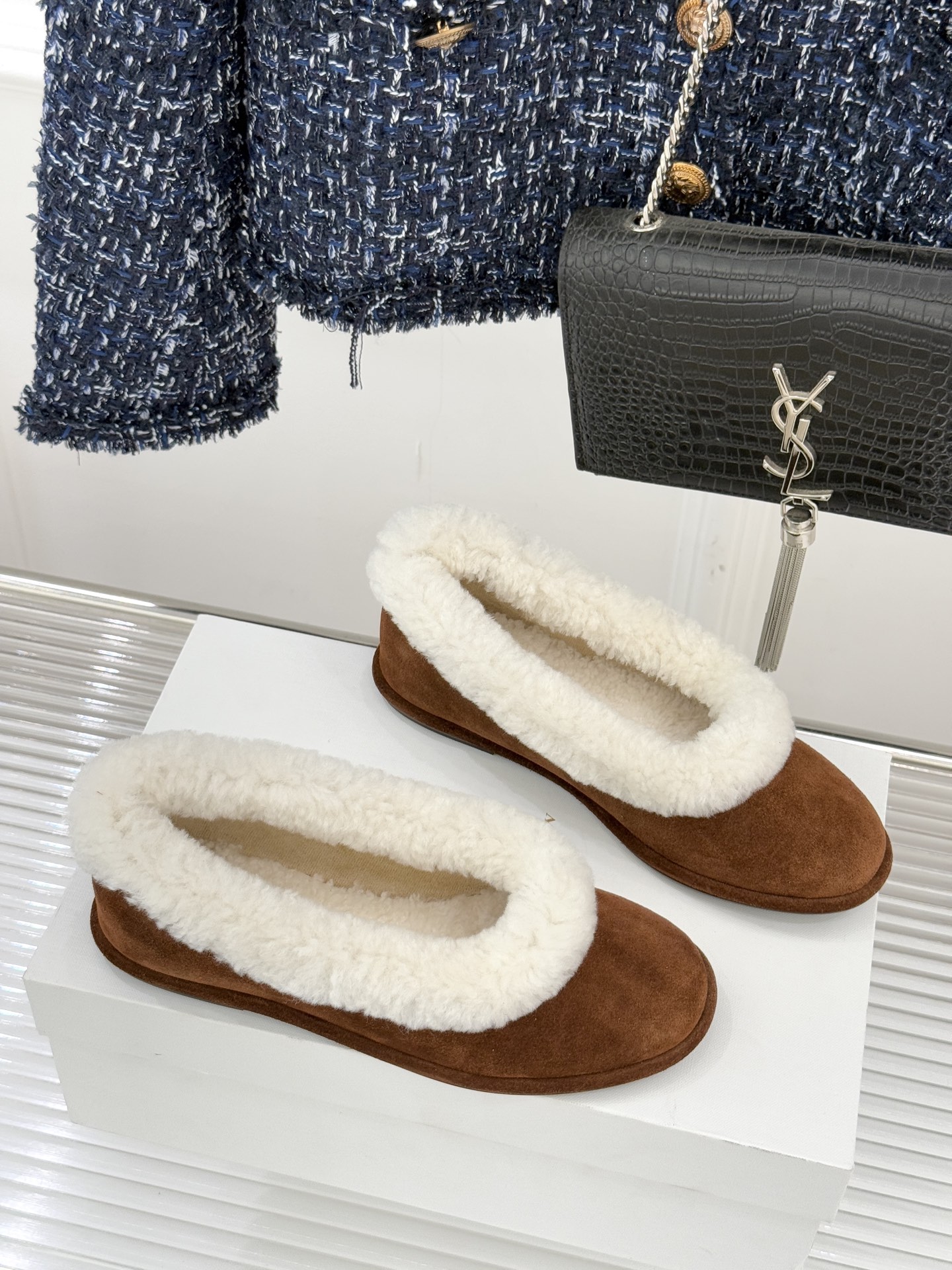 The Row 25WF新品复古毛毛鞋这双毛毛鞋以品牌标志性极简美学注解秋冬“宅家精致主义”。甄选柔密羊