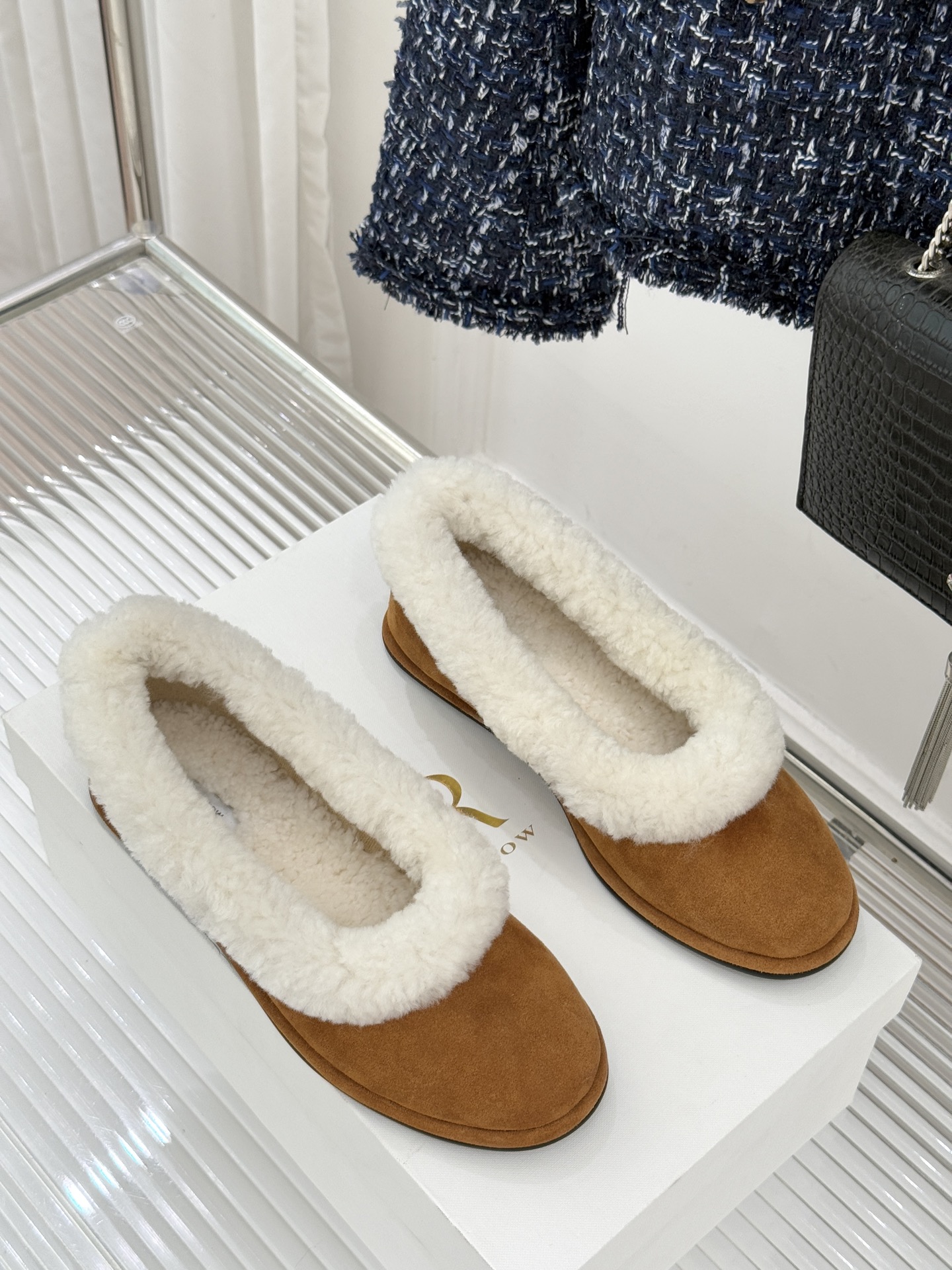 The Row 25WF新品复古毛毛鞋这双毛毛鞋以品牌标志性极简美学注解秋冬“宅家精致主义”。甄选柔密羊