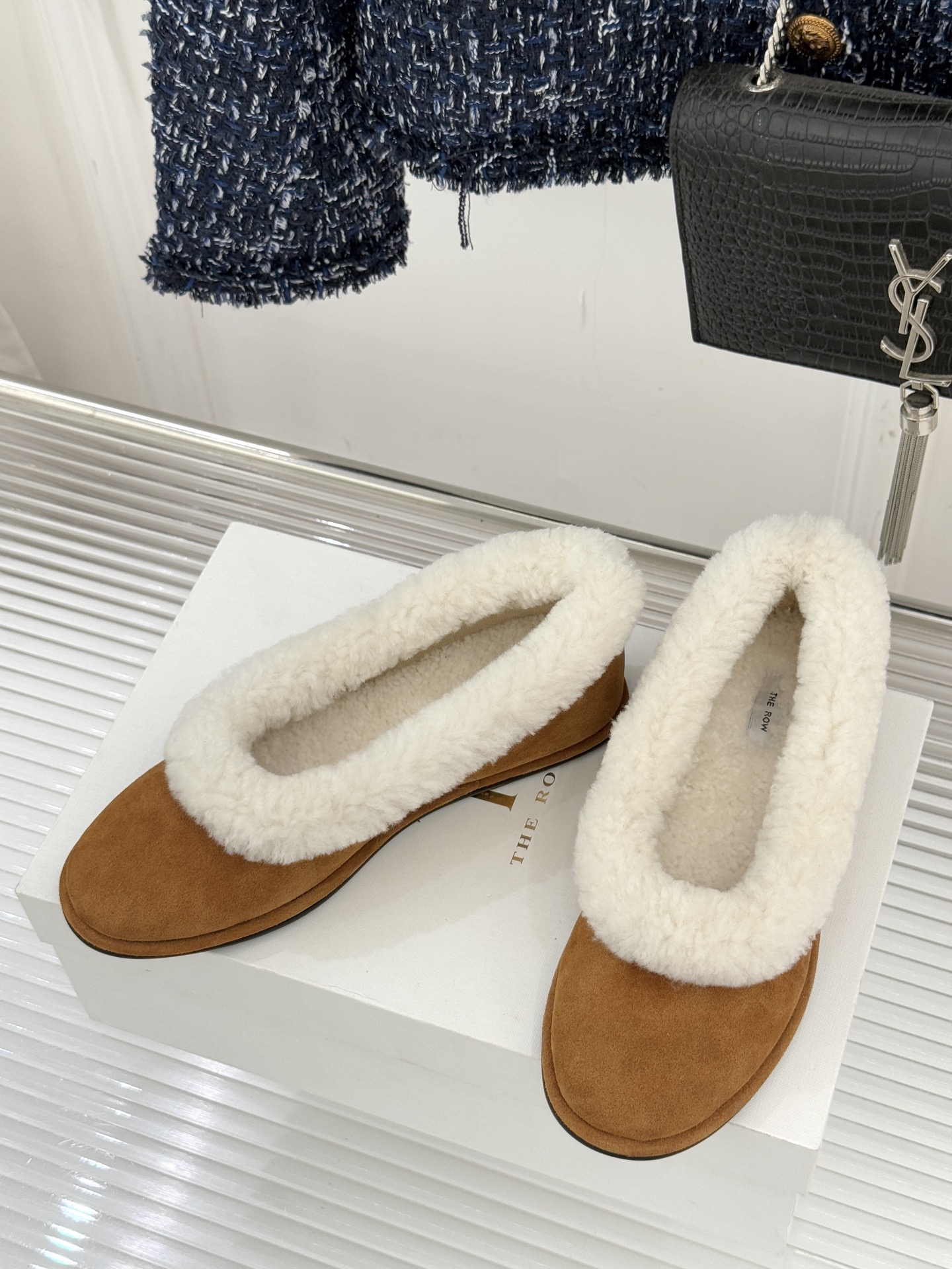 The Row 25WF新品复古毛毛鞋这双毛毛鞋以品牌标志性极简美学注解秋冬“宅家精致主义”。甄选柔密羊