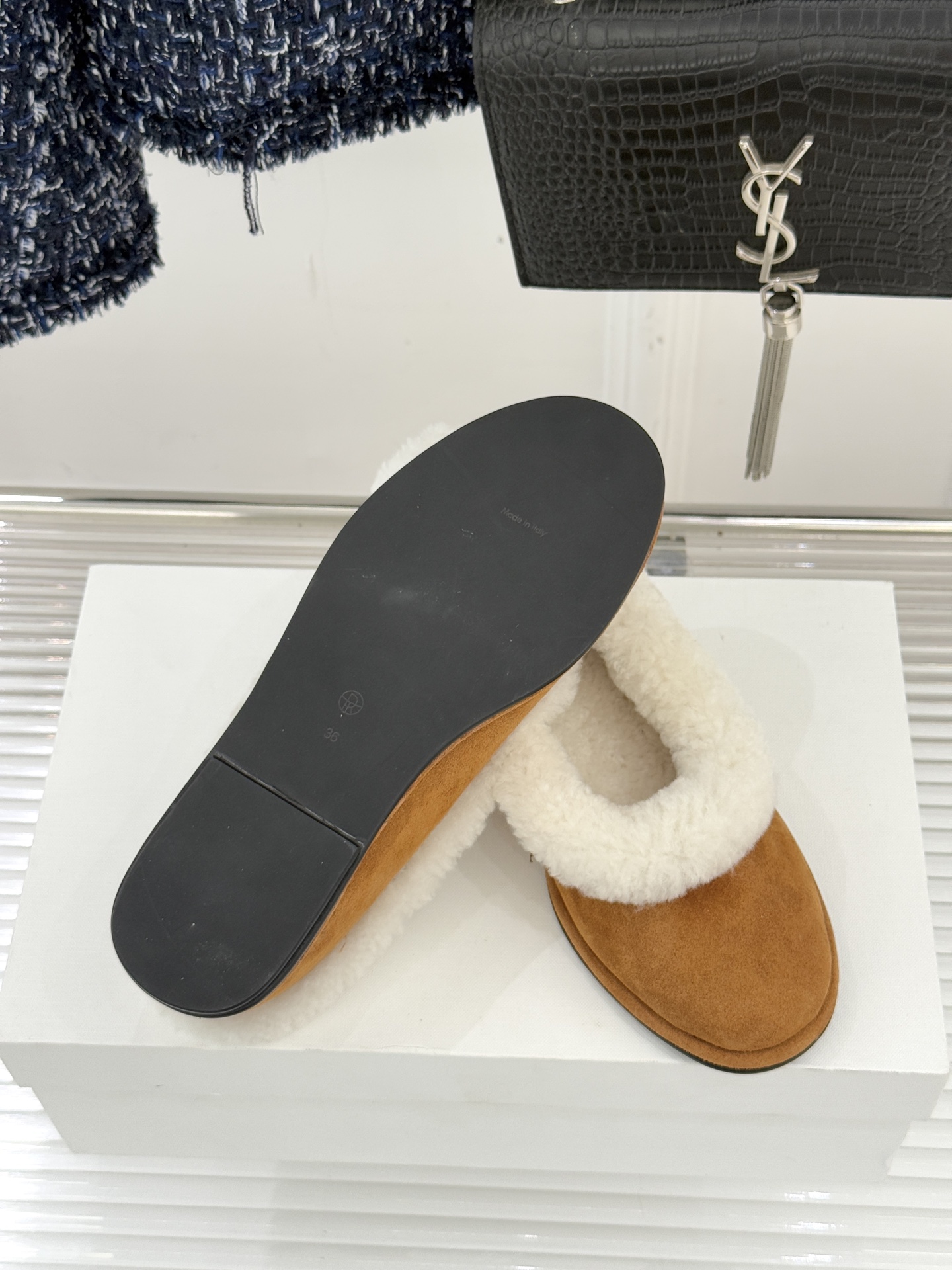 The Row 25WF新品复古毛毛鞋这双毛毛鞋以品牌标志性极简美学注解秋冬“宅家精致主义”。甄选柔密羊