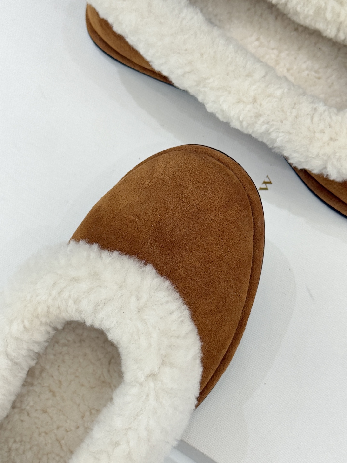 The Row 25WF新品复古毛毛鞋这双毛毛鞋以品牌标志性极简美学注解秋冬“宅家精致主义”。甄选柔密羊