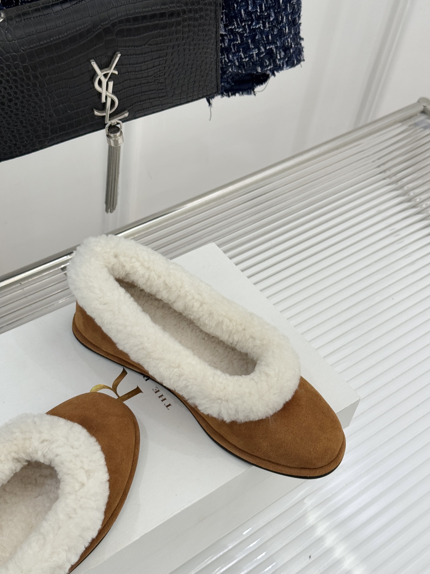 The Row 25WF新品复古毛毛鞋这双毛毛鞋以品牌标志性极简美学注解秋冬“宅家精致主义”。甄选柔密羊