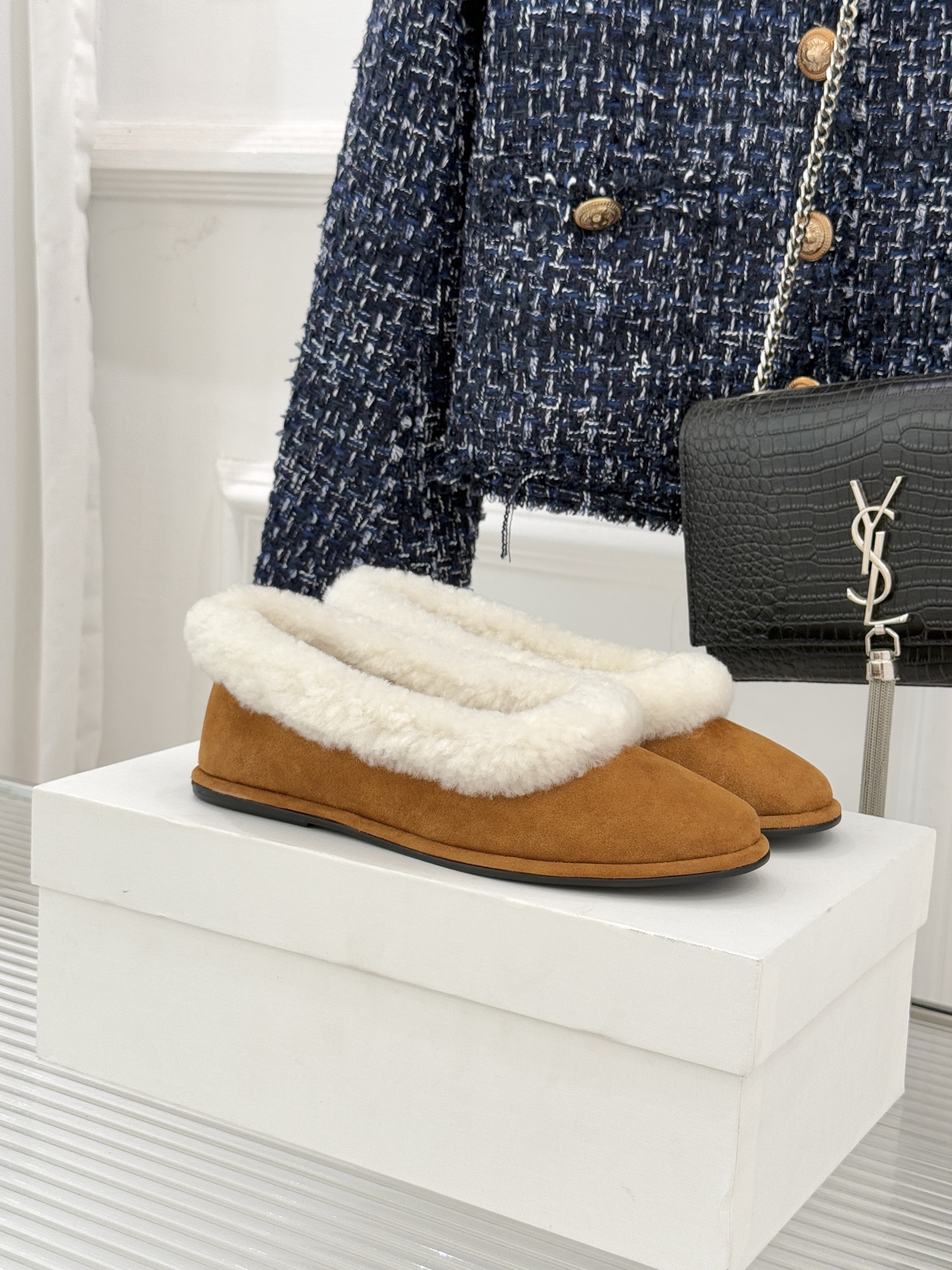 NO:628356,The Row 25WF new retro furry shoes. This pair of furry shoes uses the brand's signature minimalist aesthetics to illustrate the 'refinement at home' in autumn and winter. The soft wool short velvet is selected to wrap the upper. Low-saturated apricots such as caramel echo the Maillard style in autumn and winter. Clean lines without unnecessary decoration. Whether paired with a knitted long skirt to create a gentle atmosphere or paired with jeans to create a casual and relaxed feeling, they balance elegance and comfort with the warmth of velvet, making every step feel like stepping on the clouds.  Interpretation of the contemporary life aesthetics of 'wanting to go out and being greedy for home'. The fabric is imported from Beijing. The lining is made of wool. The original mold is made to customize the non-slip outsole size 35-39 (customized 40/41), fur shoes, skirts, jeans19860909The Row 25WF新品复古毛毛鞋 这双毛毛鞋以品牌标志性极简美学 注解秋冬“宅家精致主义”. 甄选柔密羊毛短绒包裹鞋面 焦糖等低饱和杏系呼应秋冬美拉德风 无多余装饰的利落线条 无论是搭配针织长裙营造温柔氛围 还是配牛仔裤打造随性松弛感 都以绒感暖意平衡优雅与舒适 让每一步都像踩在云端 诠释“既想出门又贪恋居家”的当代生活美学. 面料采用进口牛京 内里踮脚均为羊毛 原版开模定制防滑大底 size35-39（40/41定制）,毛毛鞋,skirts,jeans,Women's Shoes