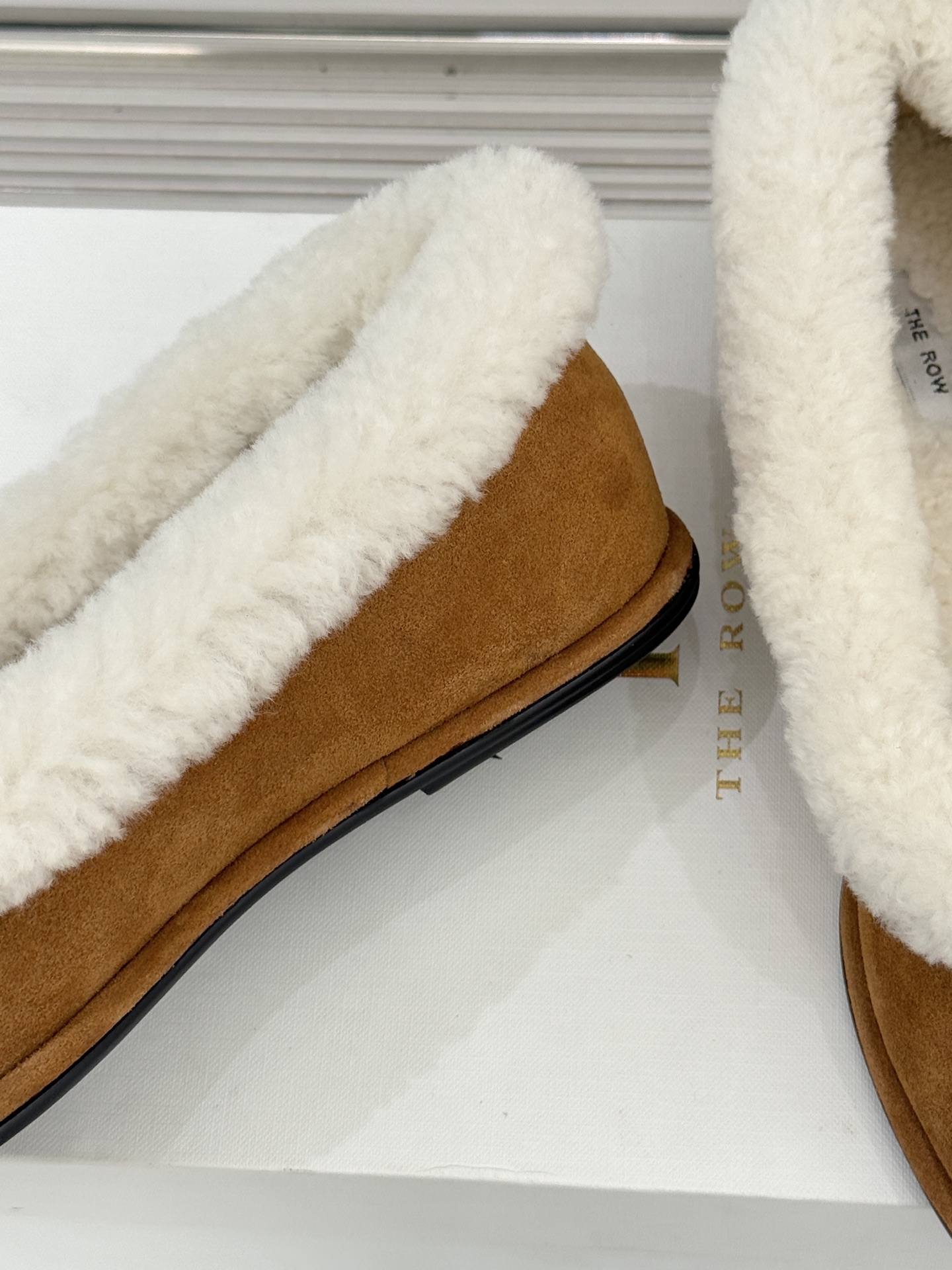 The Row 25WF新品复古毛毛鞋这双毛毛鞋以品牌标志性极简美学注解秋冬“宅家精致主义”。甄选柔密羊