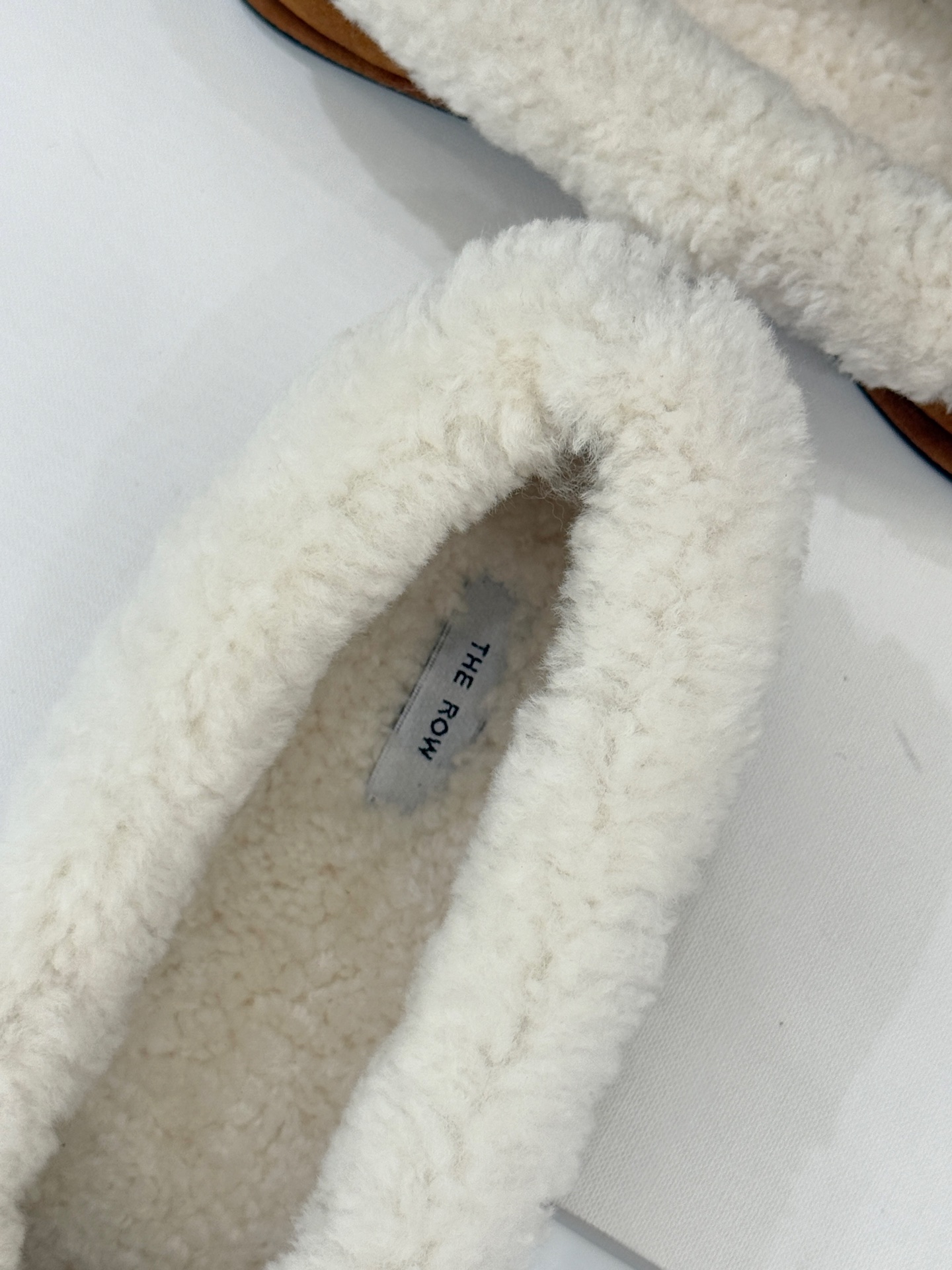 The Row 25WF新品复古毛毛鞋这双毛毛鞋以品牌标志性极简美学注解秋冬“宅家精致主义”。甄选柔密羊