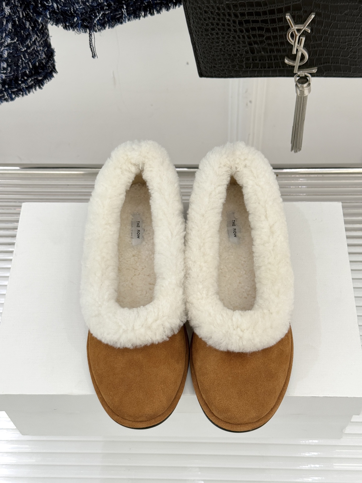 The Row 25WF新品复古毛毛鞋这双毛毛鞋以品牌标志性极简美学注解秋冬“宅家精致主义”。甄选柔密羊