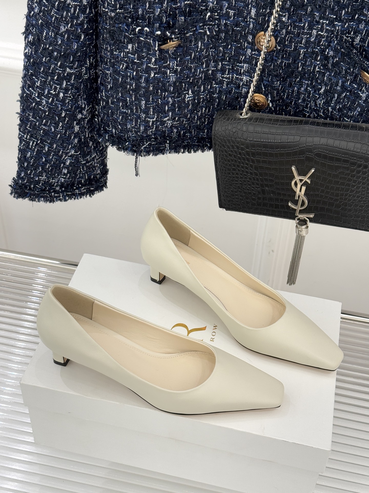 The Row25WF新品复古小方头猫跟高跟鞋单鞋以“少即是多”的设计哲学为骨将复古底蕴与现代优雅织入靴