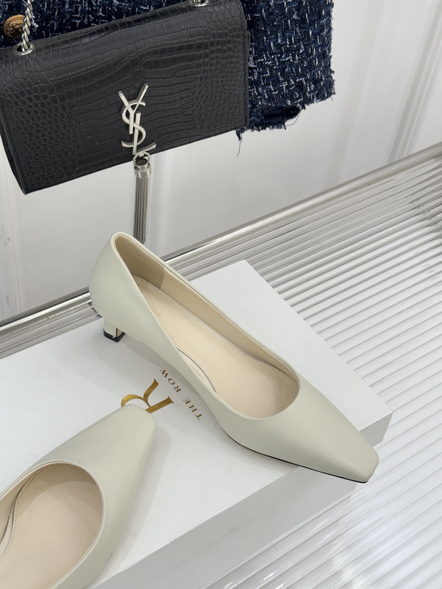 The Row25WF新品复古小方头猫跟高跟鞋单鞋以“少即是多”的设计哲学为骨将复古底蕴与现代优雅织入靴