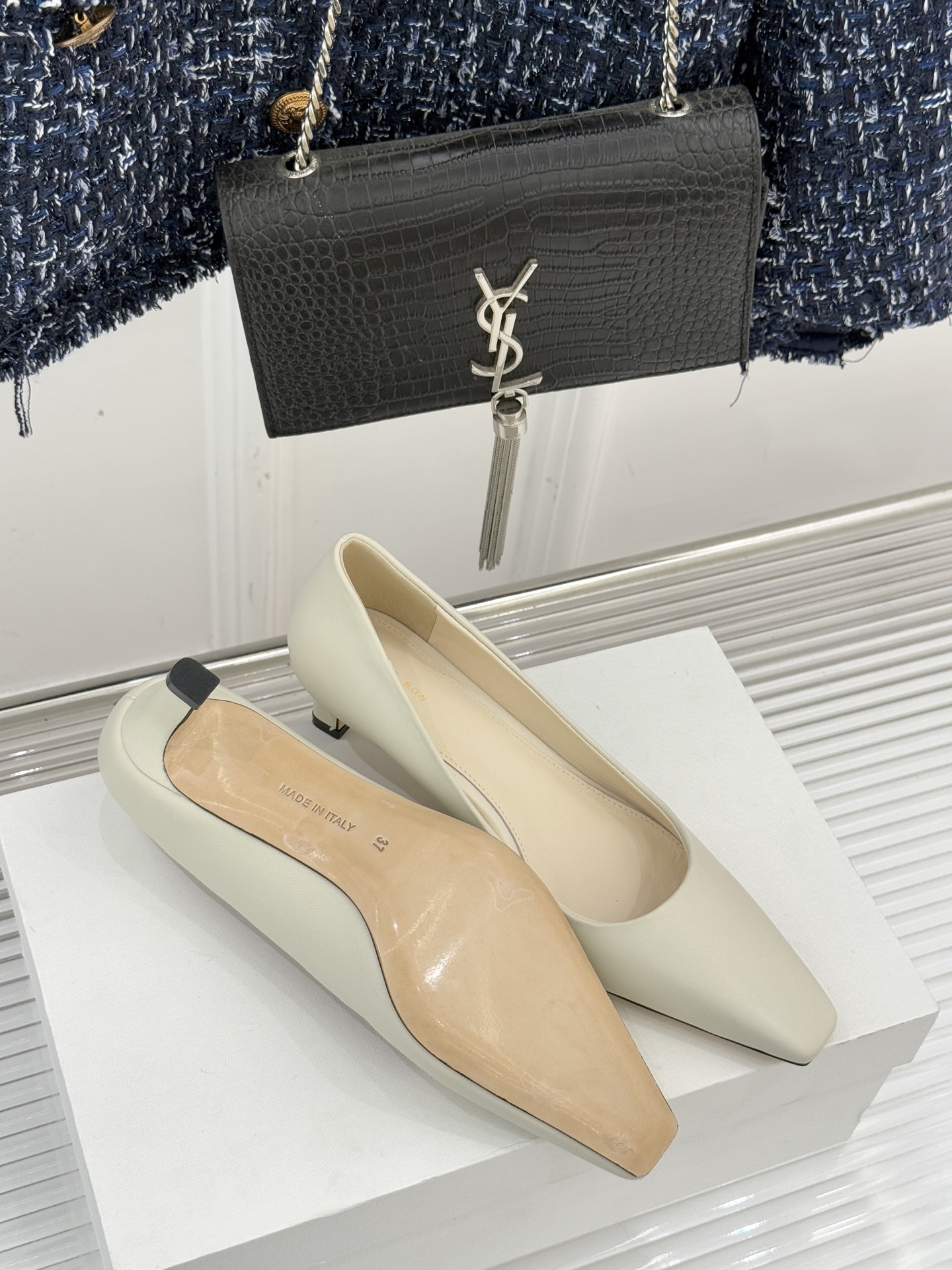 The Row25WF新品复古小方头猫跟高跟鞋单鞋以“少即是多”的设计哲学为骨将复古底蕴与现代优雅织入靴