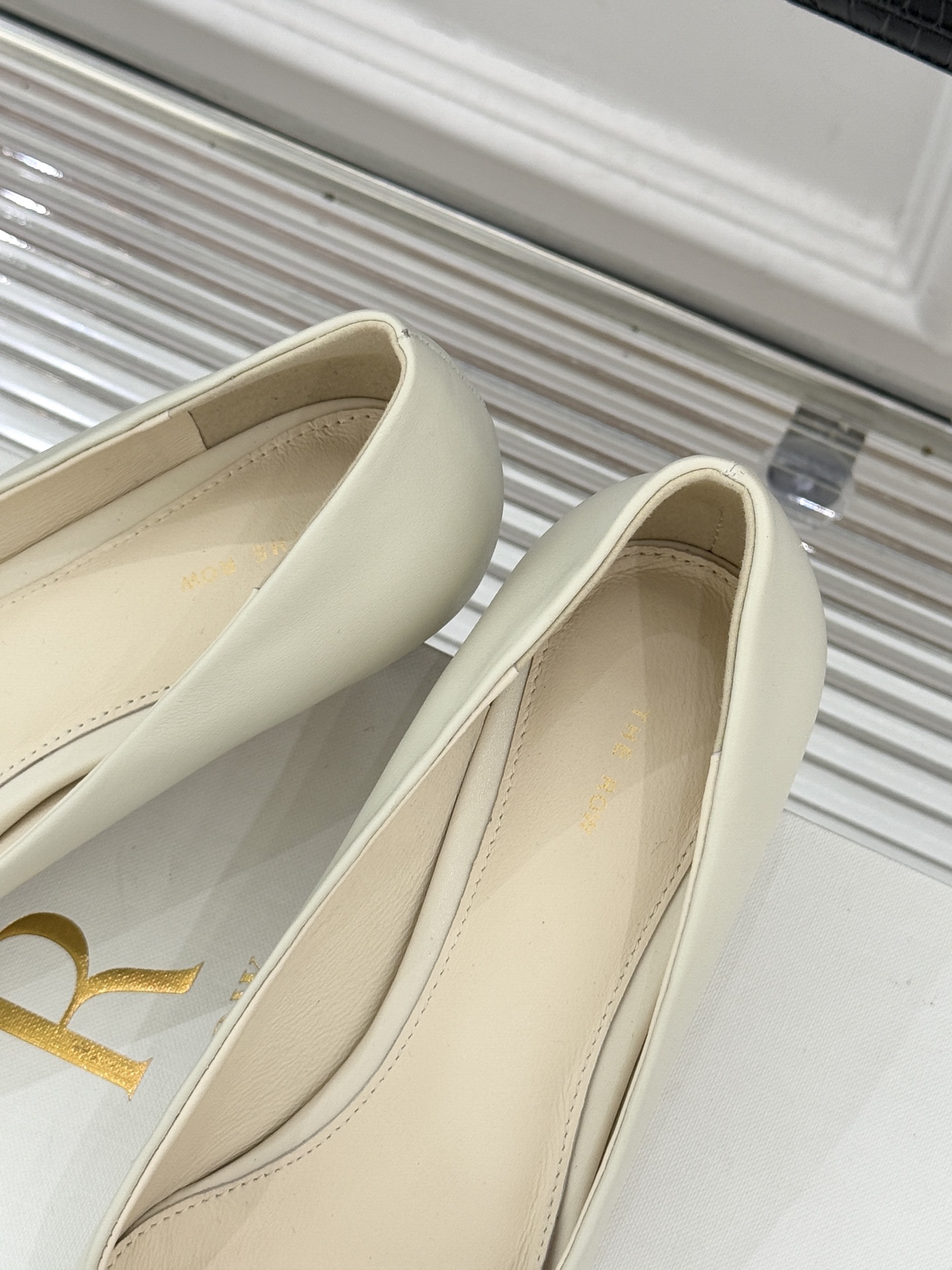 The Row25WF新品复古小方头猫跟高跟鞋单鞋以“少即是多”的设计哲学为骨将复古底蕴与现代优雅织入靴