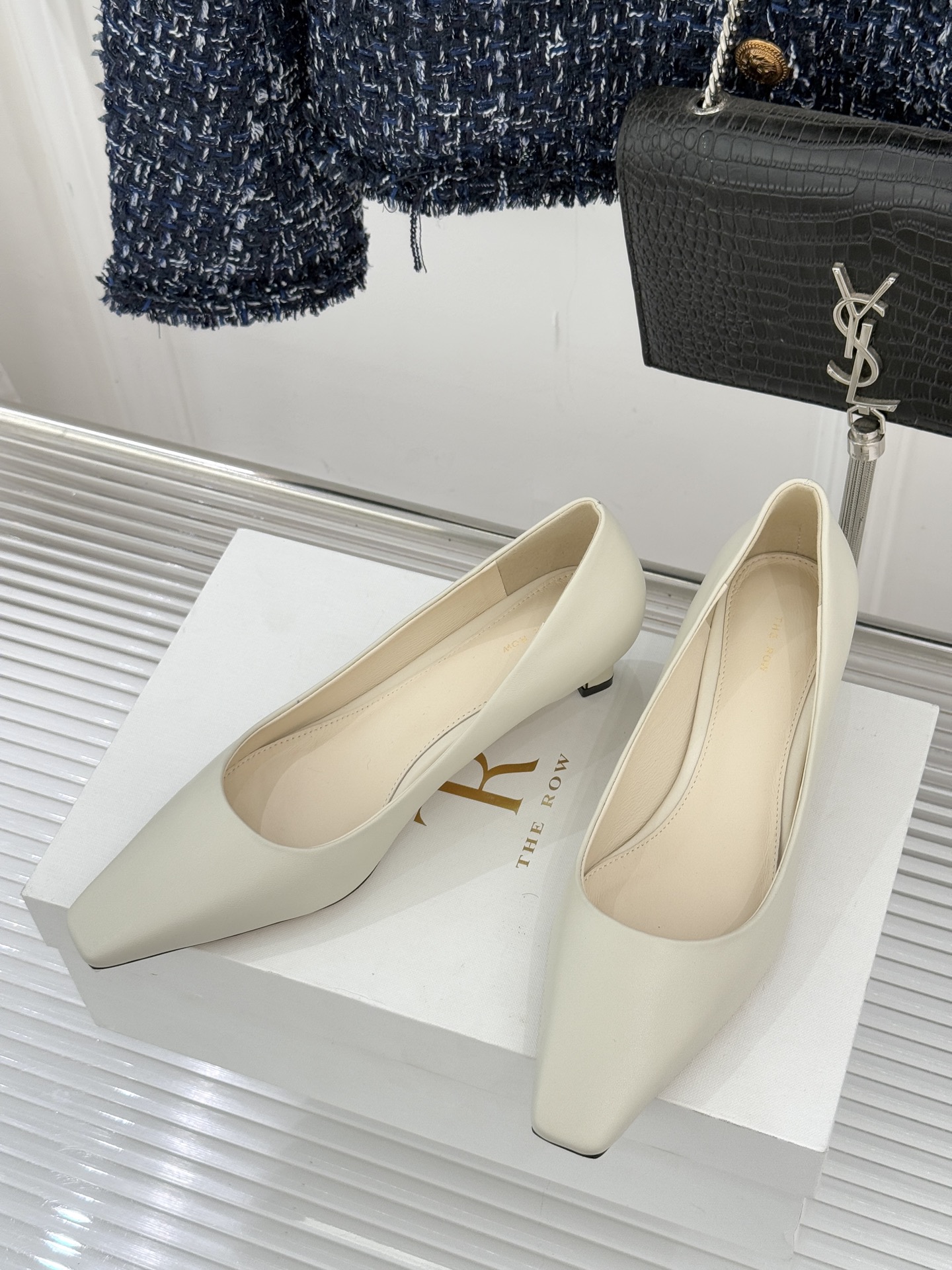 The Row25WF新品复古小方头猫跟高跟鞋单鞋以“少即是多”的设计哲学为骨将复古底蕴与现代优雅织入靴