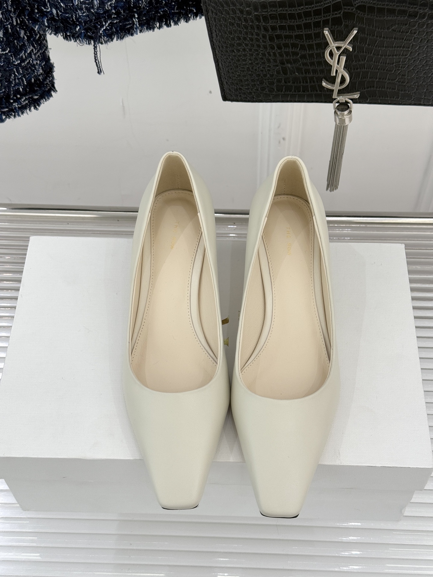 The Row25WF新品复古小方头猫跟高跟鞋单鞋以“少即是多”的设计哲学为骨将复古底蕴与现代优雅织入靴