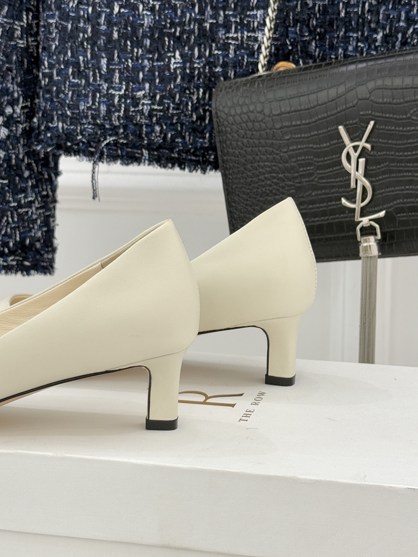 The Row25WF新品复古小方头猫跟高跟鞋单鞋以“少即是多”的设计哲学为骨将复古底蕴与现代优雅织入靴