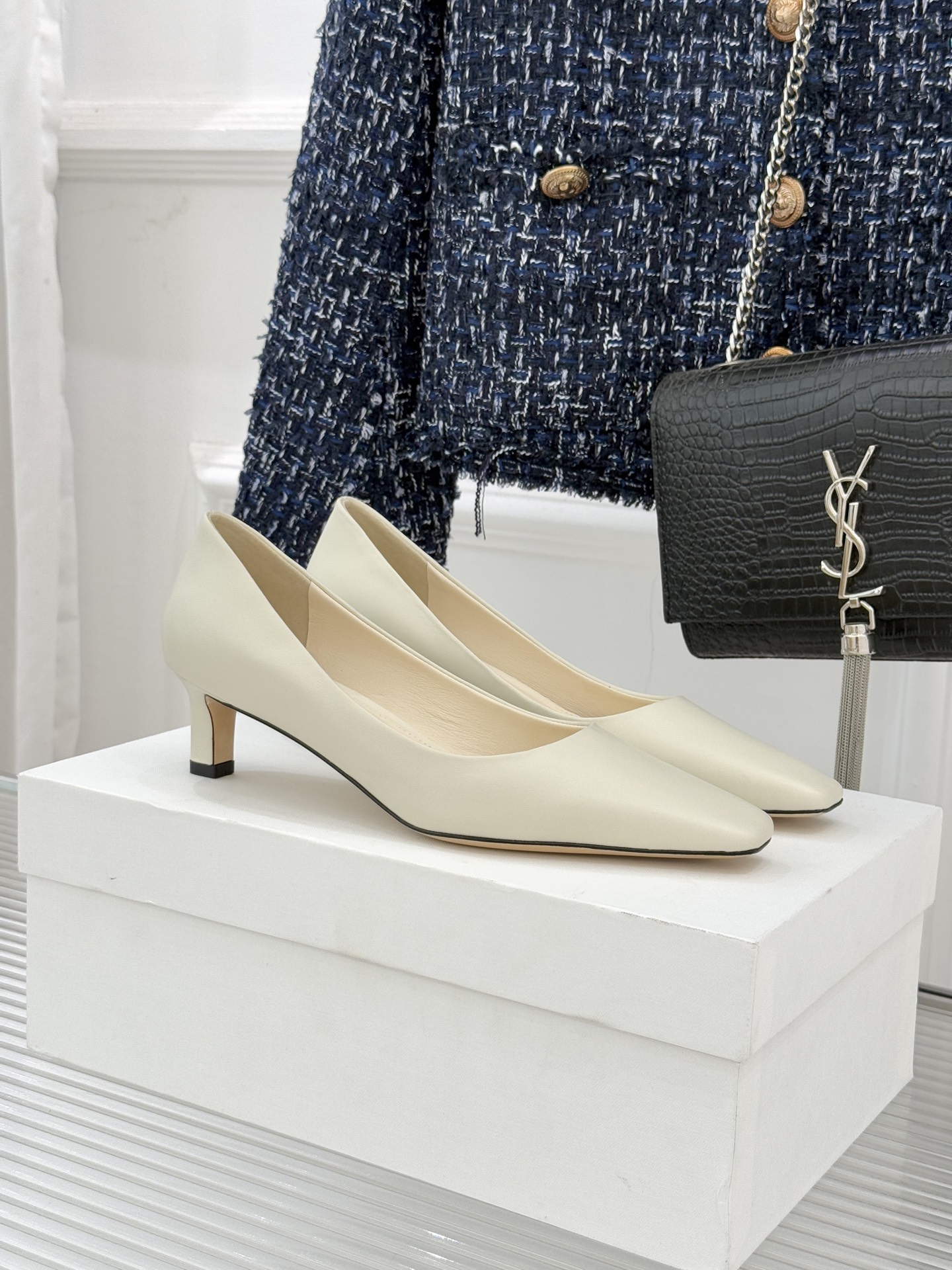 The Row25WF新品复古小方头猫跟高跟鞋单鞋以“少即是多”的设计哲学为骨将复古底蕴与现代优雅织入靴