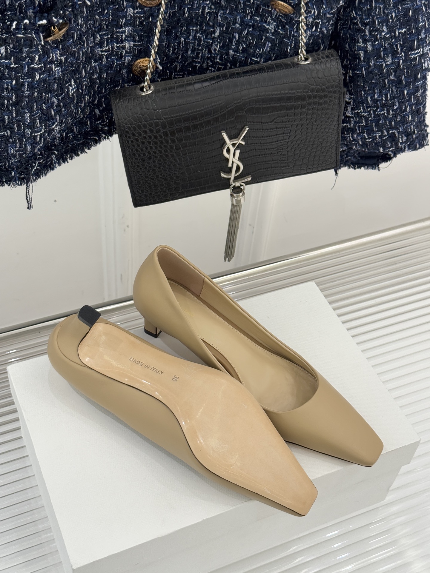 The Row25WF新品复古小方头猫跟高跟鞋单鞋以“少即是多”的设计哲学为骨将复古底蕴与现代优雅织入靴