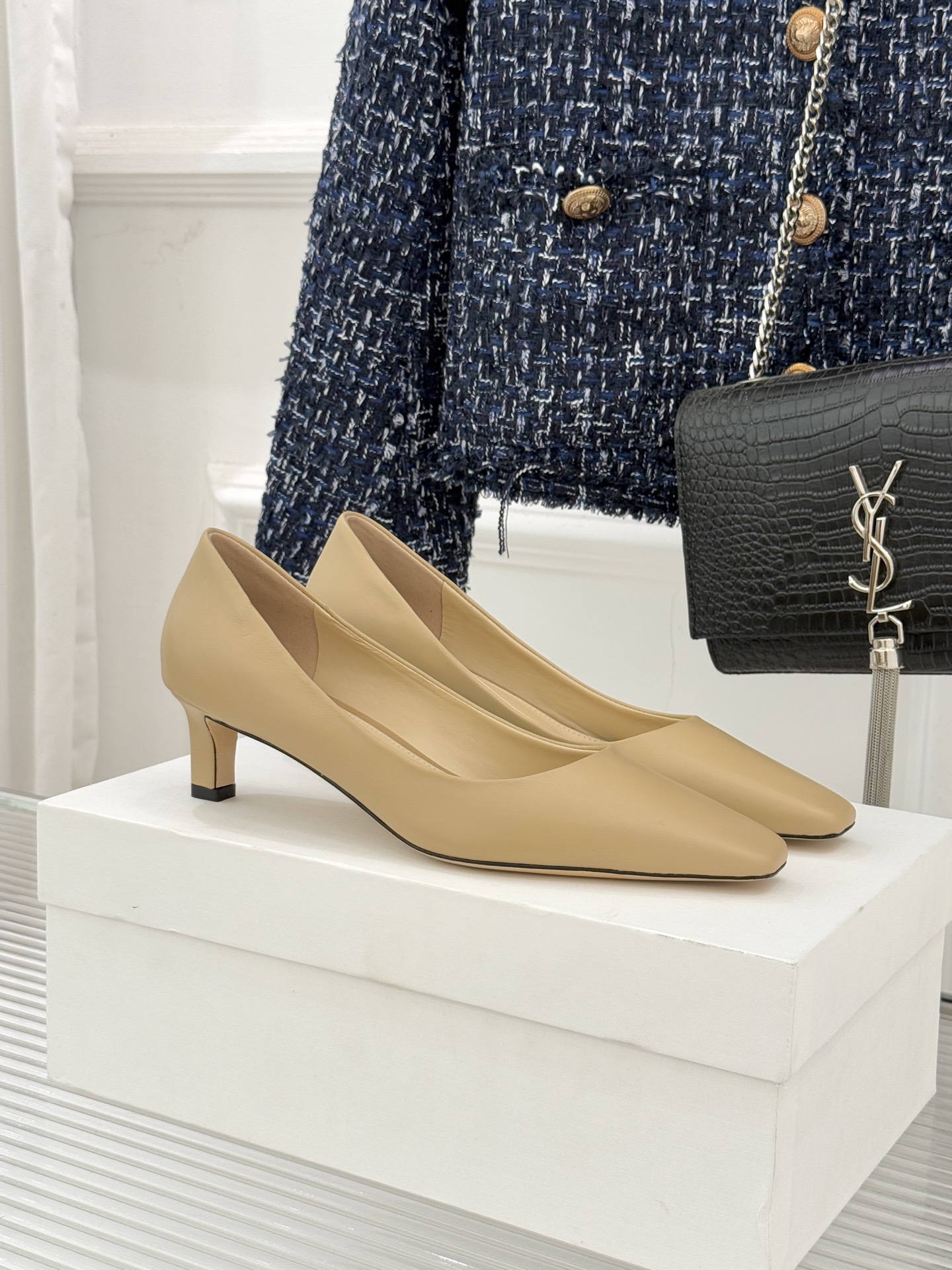 The Row25WF新品复古小方头猫跟高跟鞋单鞋以“少即是多”的设计哲学为骨将复古底蕴与现代优雅织入靴