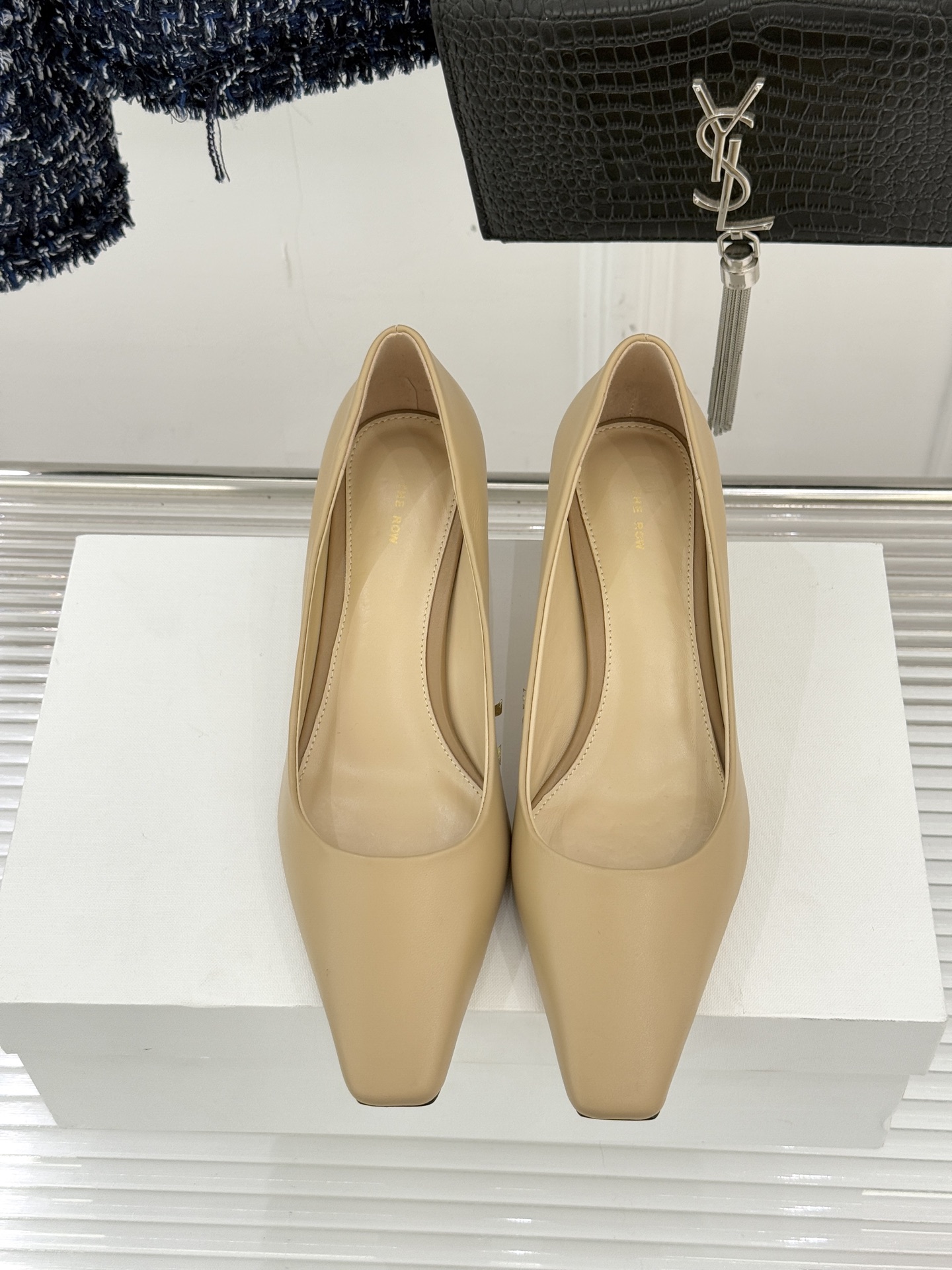 The Row25WF新品复古小方头猫跟高跟鞋单鞋以“少即是多”的设计哲学为骨将复古底蕴与现代优雅织入靴