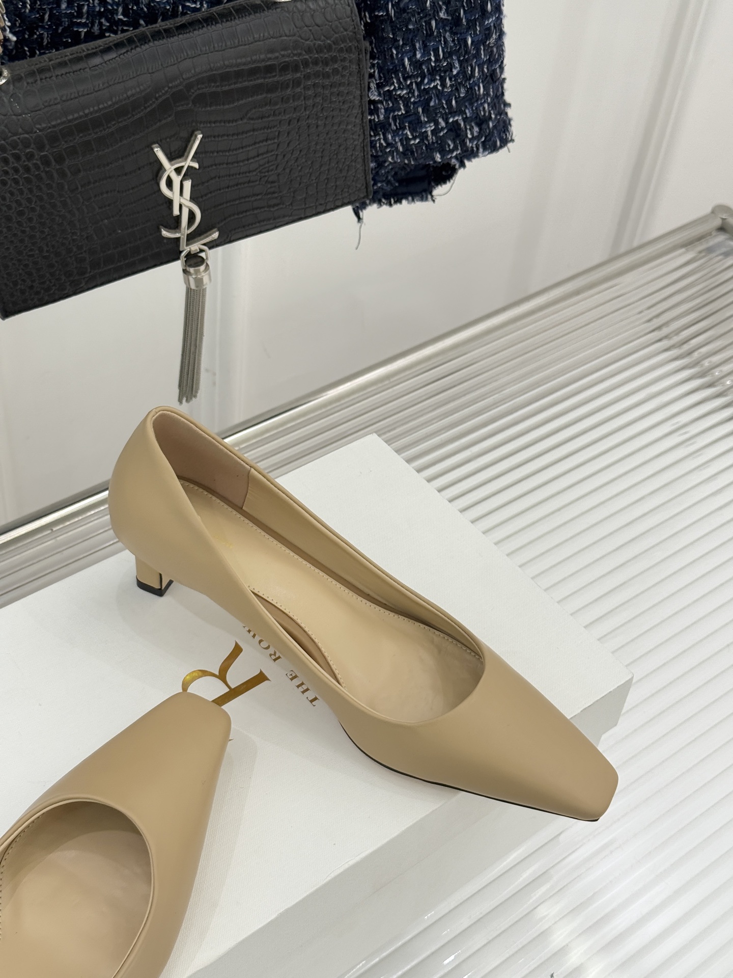 The Row25WF新品复古小方头猫跟高跟鞋单鞋以“少即是多”的设计哲学为骨将复古底蕴与现代优雅织入靴