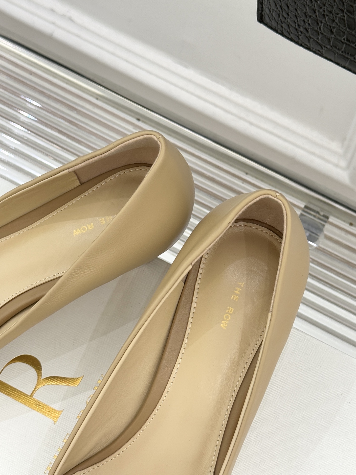 The Row25WF新品复古小方头猫跟高跟鞋单鞋以“少即是多”的设计哲学为骨将复古底蕴与现代优雅织入靴