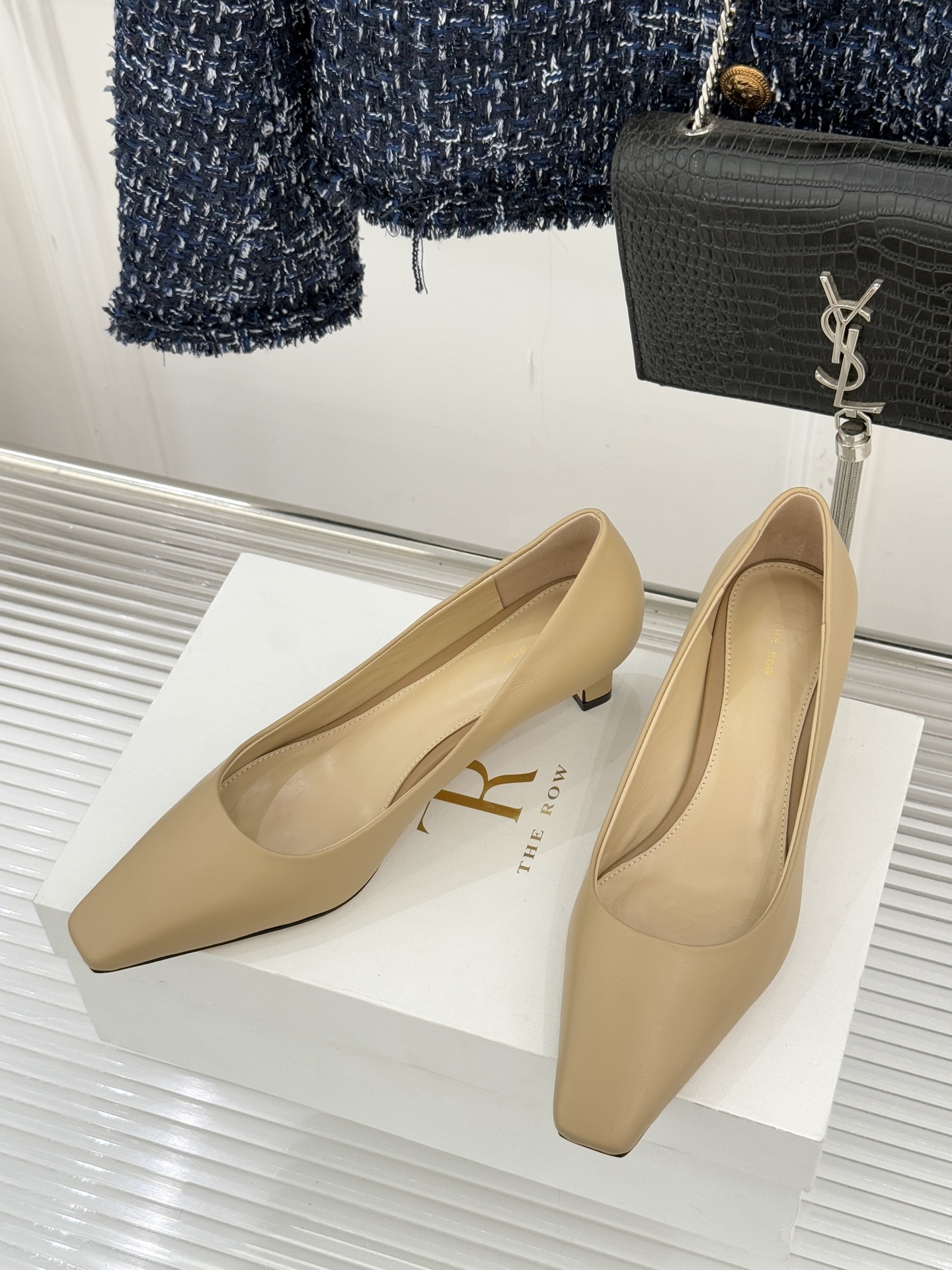 The Row25WF新品复古小方头猫跟高跟鞋单鞋以“少即是多”的设计哲学为骨将复古底蕴与现代优雅织入靴