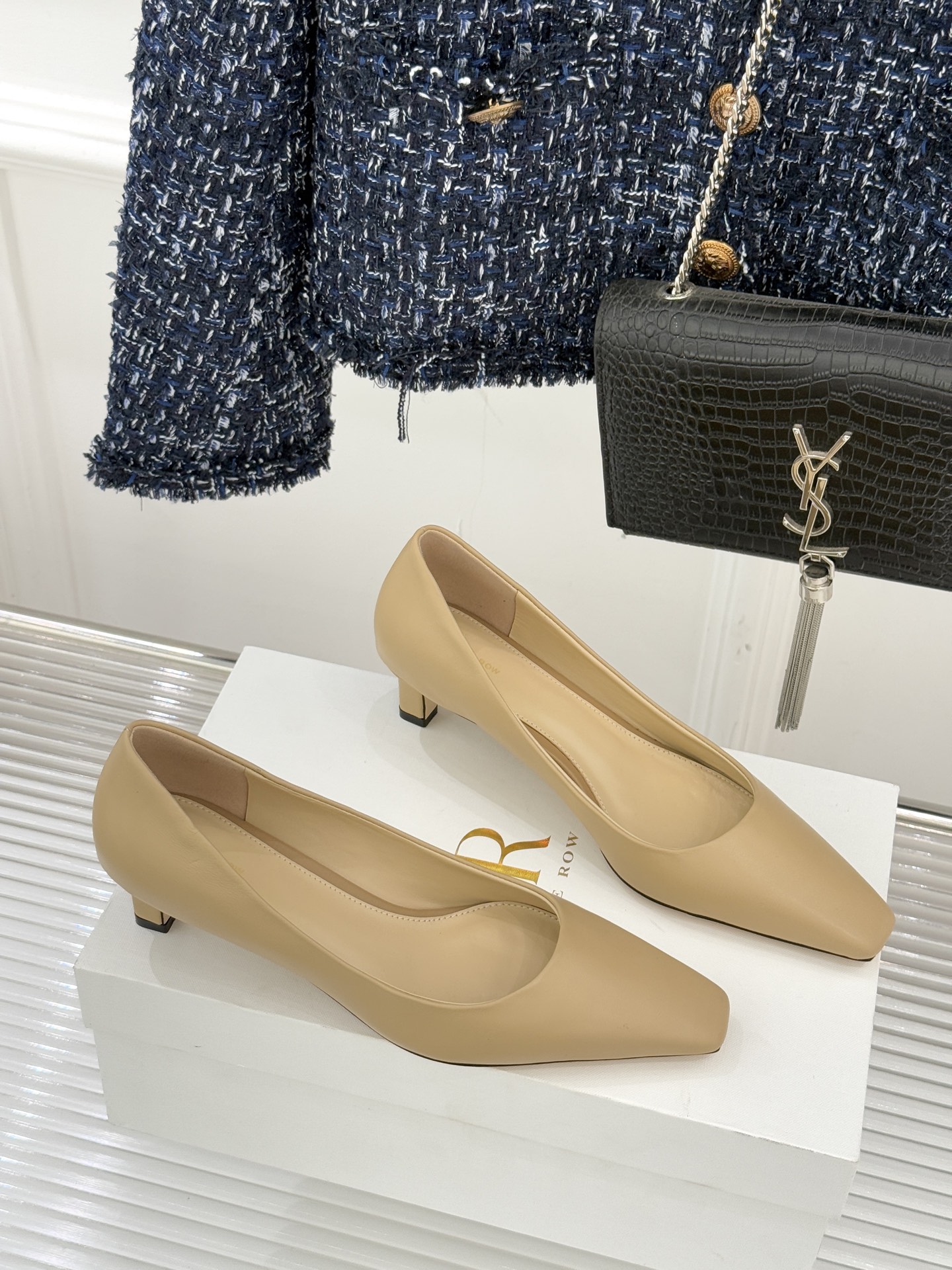 The Row25WF新品复古小方头猫跟高跟鞋单鞋以“少即是多”的设计哲学为骨将复古底蕴与现代优雅织入靴