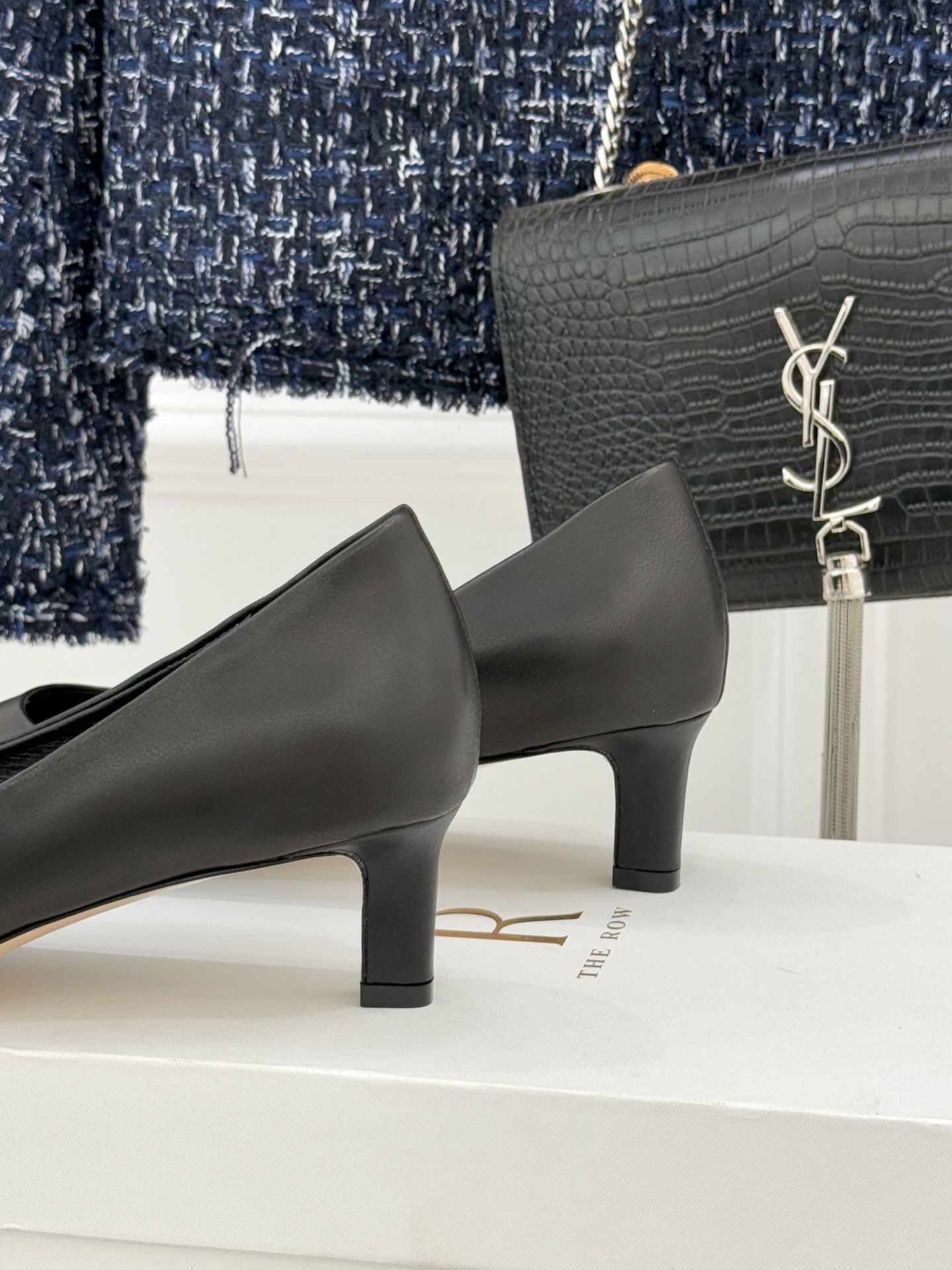 The Row25WF新品复古小方头猫跟高跟鞋单鞋以“少即是多”的设计哲学为骨将复古底蕴与现代优雅织入靴