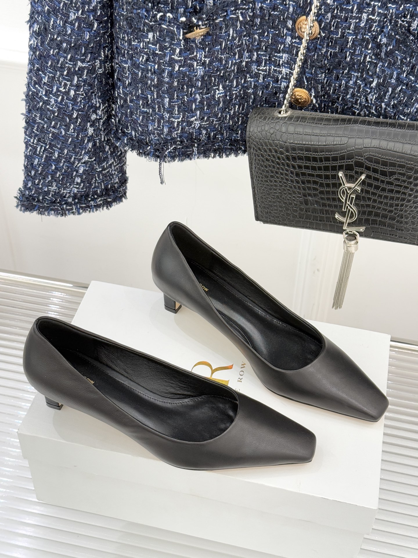 The Row25WF新品复古小方头猫跟高跟鞋单鞋以“少即是多”的设计哲学为骨将复古底蕴与现代优雅织入靴