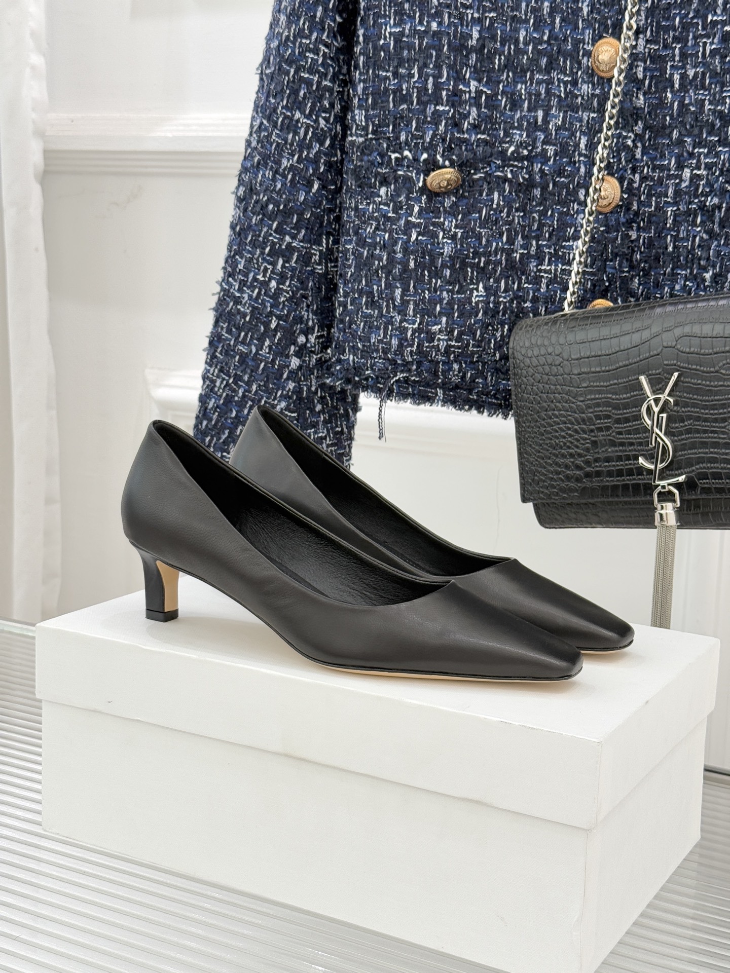 The Row25WF新品复古小方头猫跟高跟鞋单鞋以“少即是多”的设计哲学为骨将复古底蕴与现代优雅织入靴