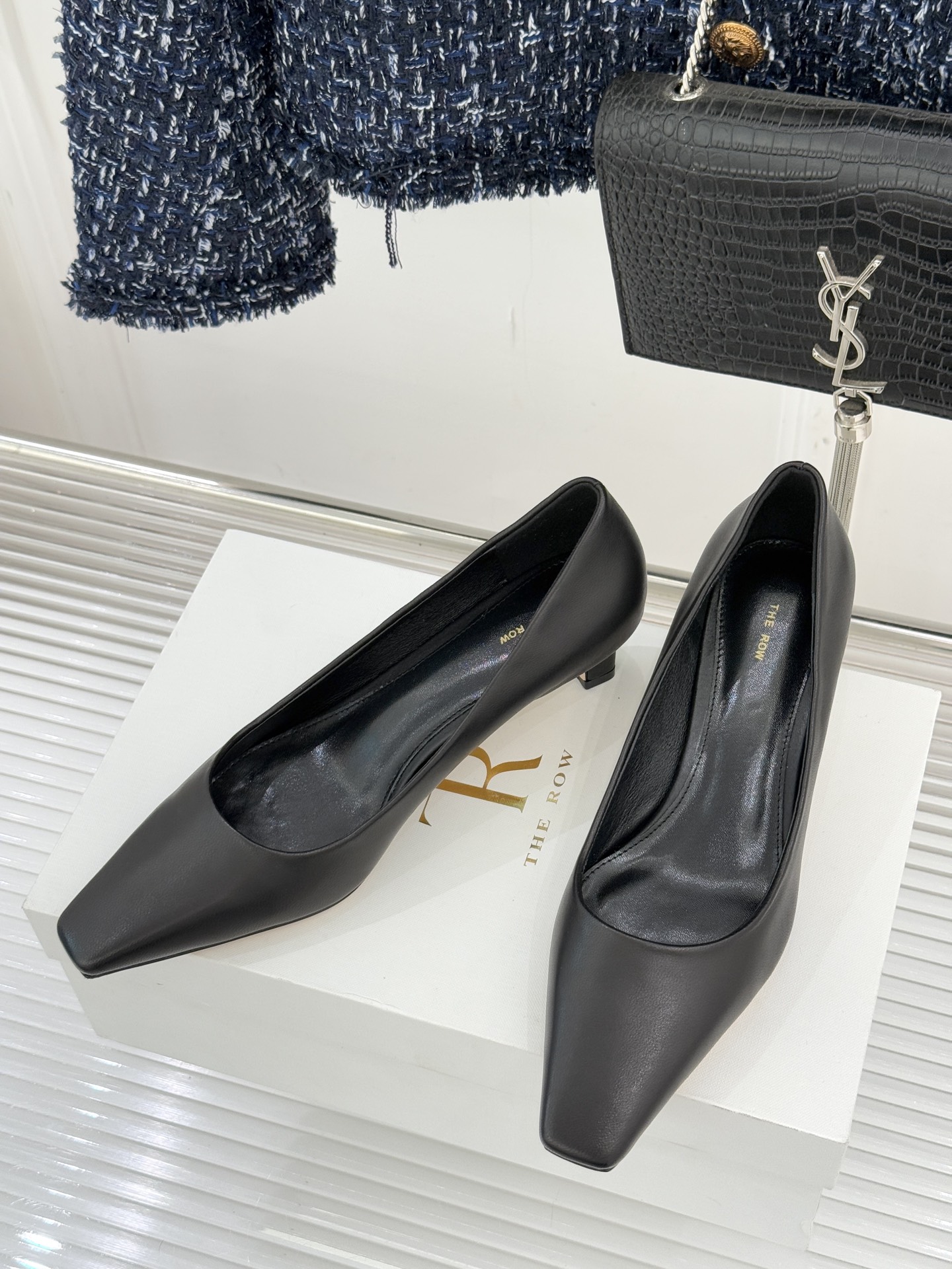 The Row25WF新品复古小方头猫跟高跟鞋单鞋以“少即是多”的设计哲学为骨将复古底蕴与现代优雅织入靴