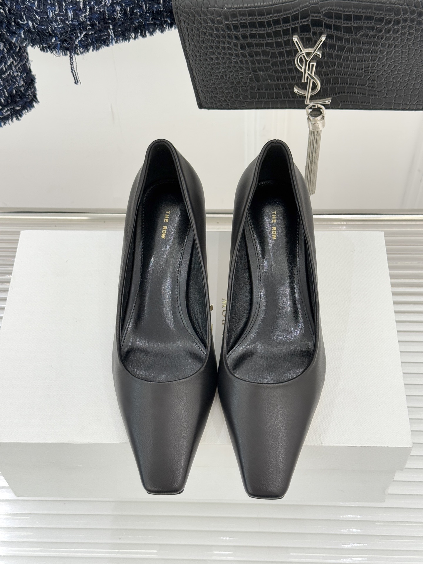 The Row25WF新品复古小方头猫跟高跟鞋单鞋以“少即是多”的设计哲学为骨将复古底蕴与现代优雅织入靴