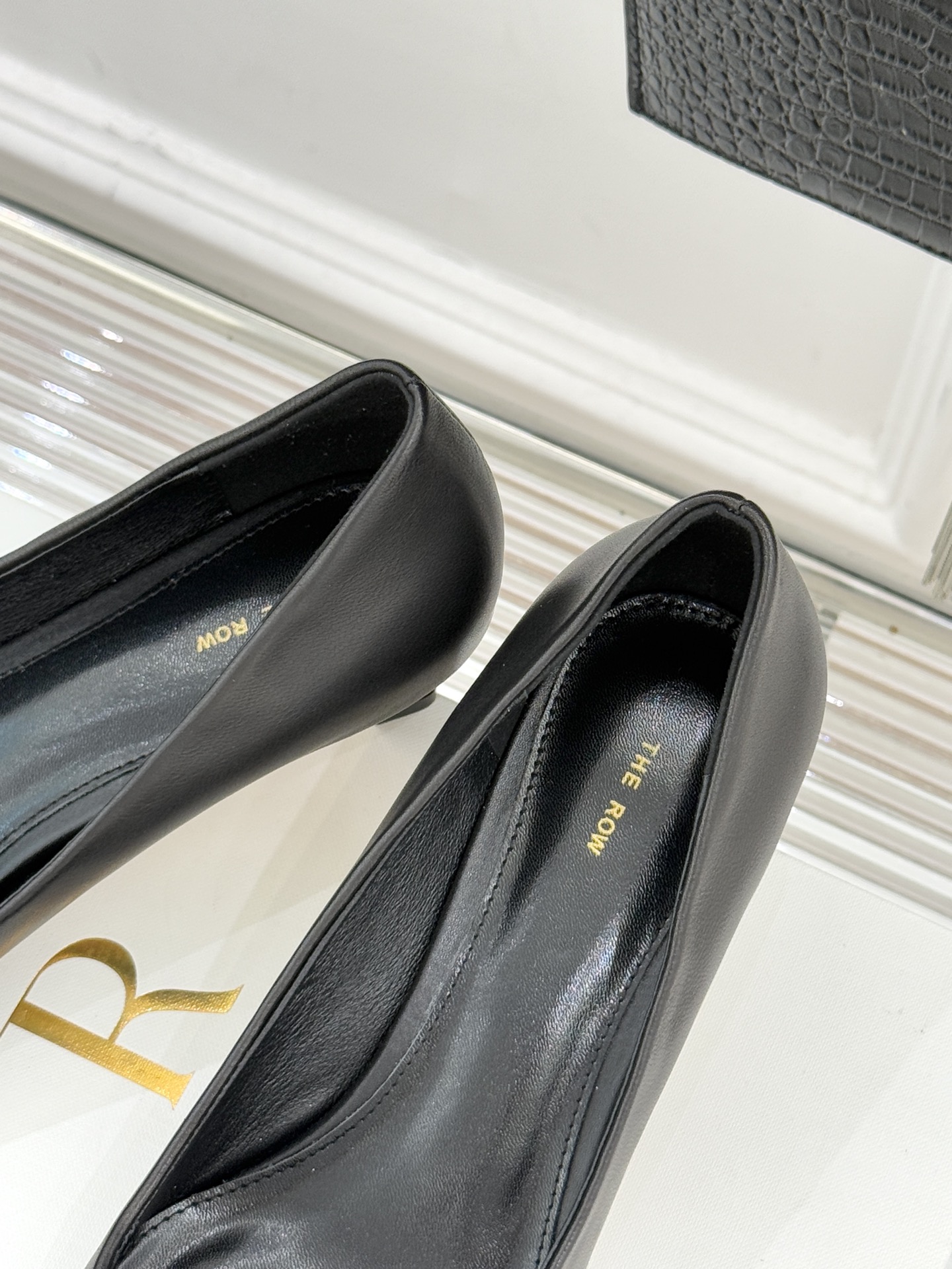 The Row25WF新品复古小方头猫跟高跟鞋单鞋以“少即是多”的设计哲学为骨将复古底蕴与现代优雅织入靴