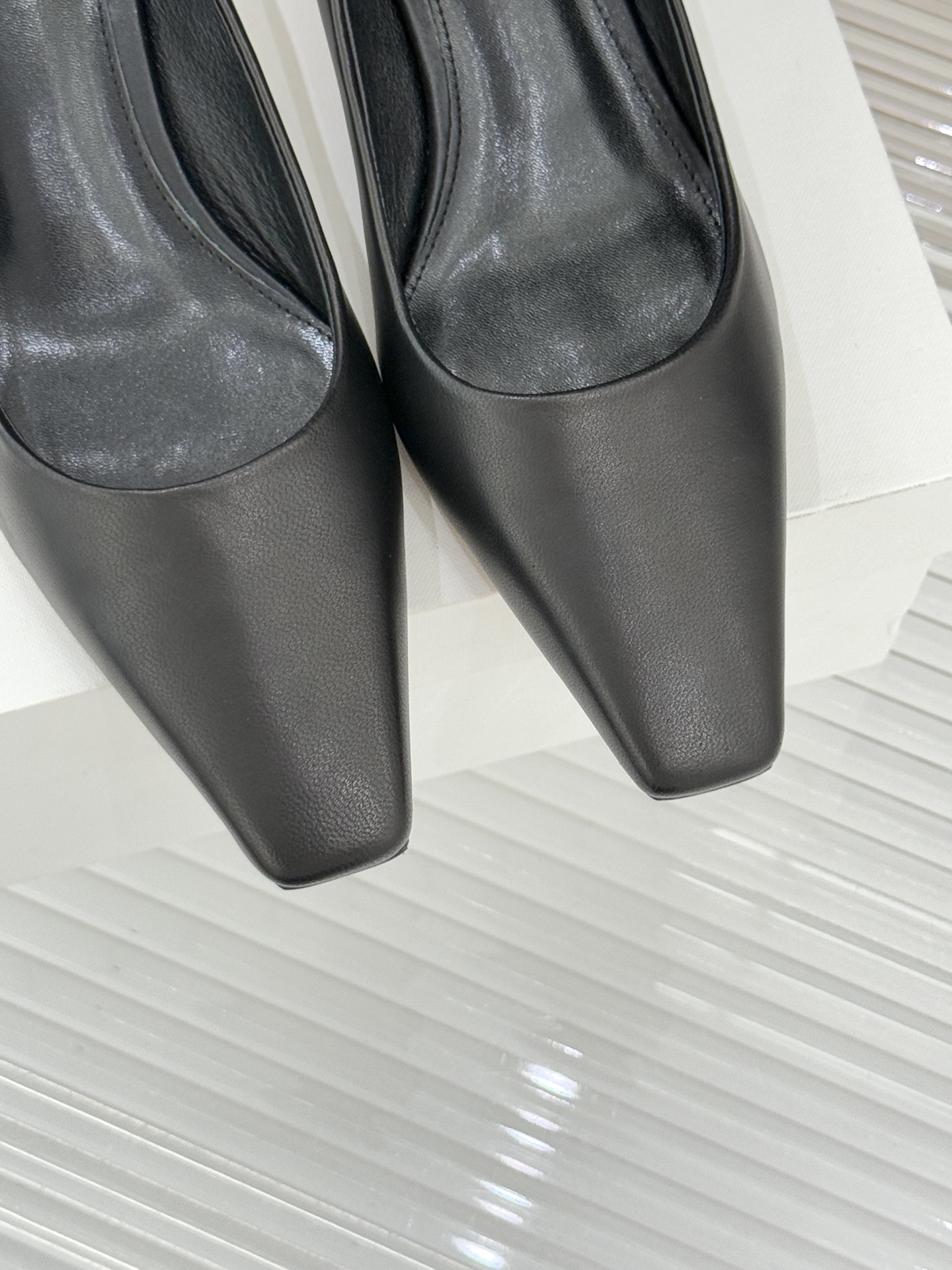 The Row25WF新品复古小方头猫跟高跟鞋单鞋以“少即是多”的设计哲学为骨将复古底蕴与现代优雅织入靴