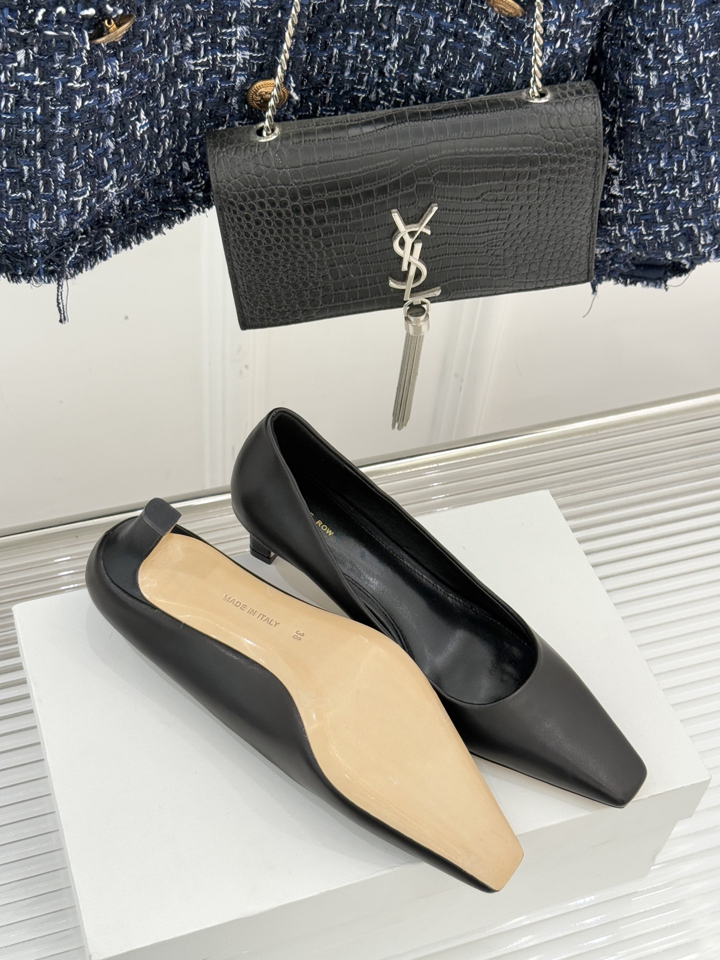 The Row25WF新品复古小方头猫跟高跟鞋单鞋以“少即是多”的设计哲学为骨将复古底蕴与现代优雅织入靴