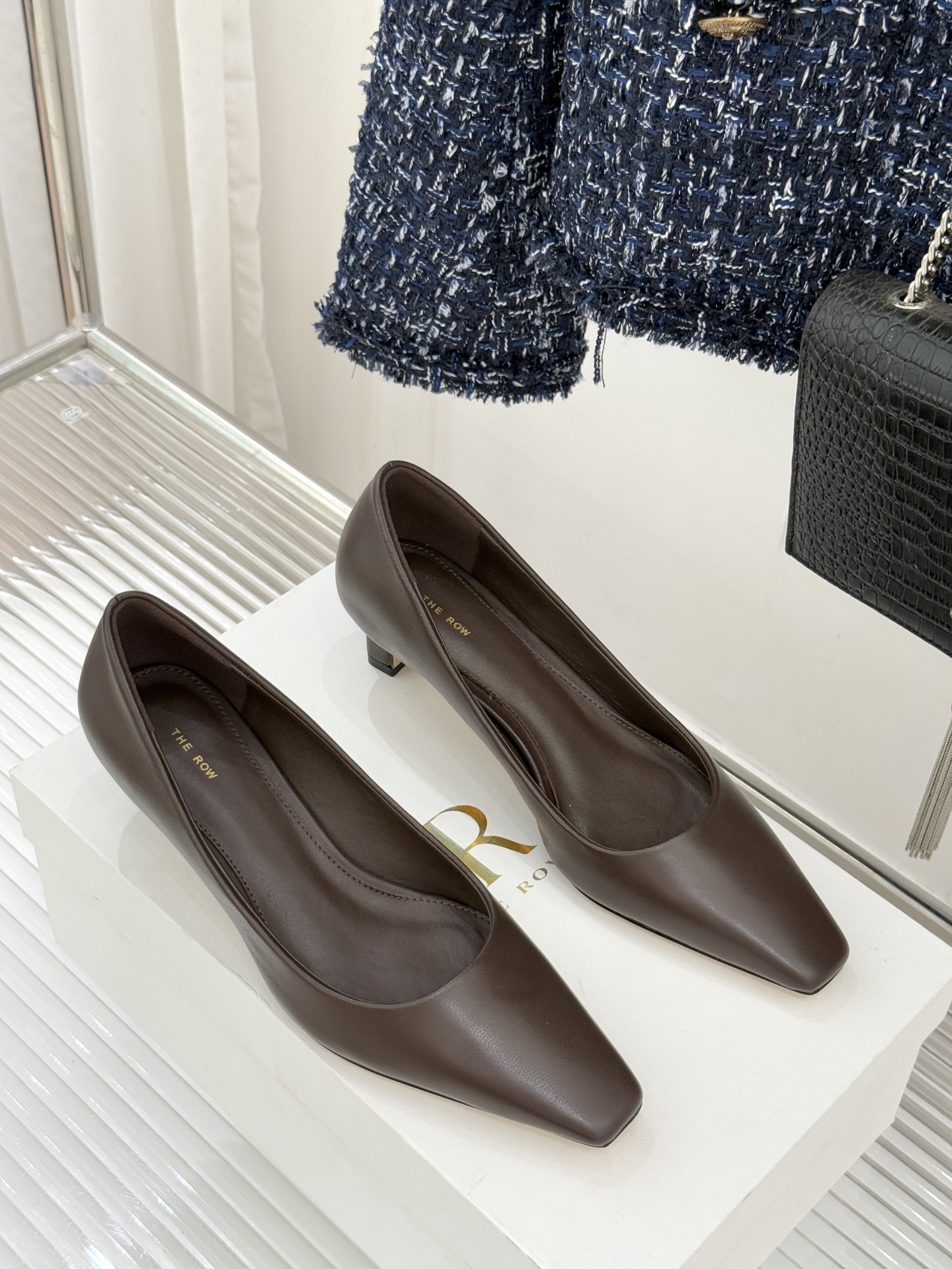 The Row25WF新品复古小方头猫跟高跟鞋单鞋以“少即是多”的设计哲学为骨将复古底蕴与现代优雅织入靴