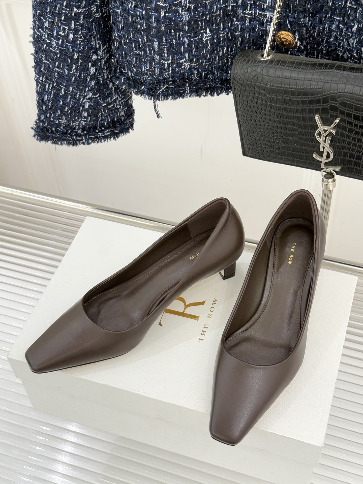 The Row25WF新品复古小方头猫跟高跟鞋单鞋以“少即是多”的设计哲学为骨将复古底蕴与现代优雅织入靴