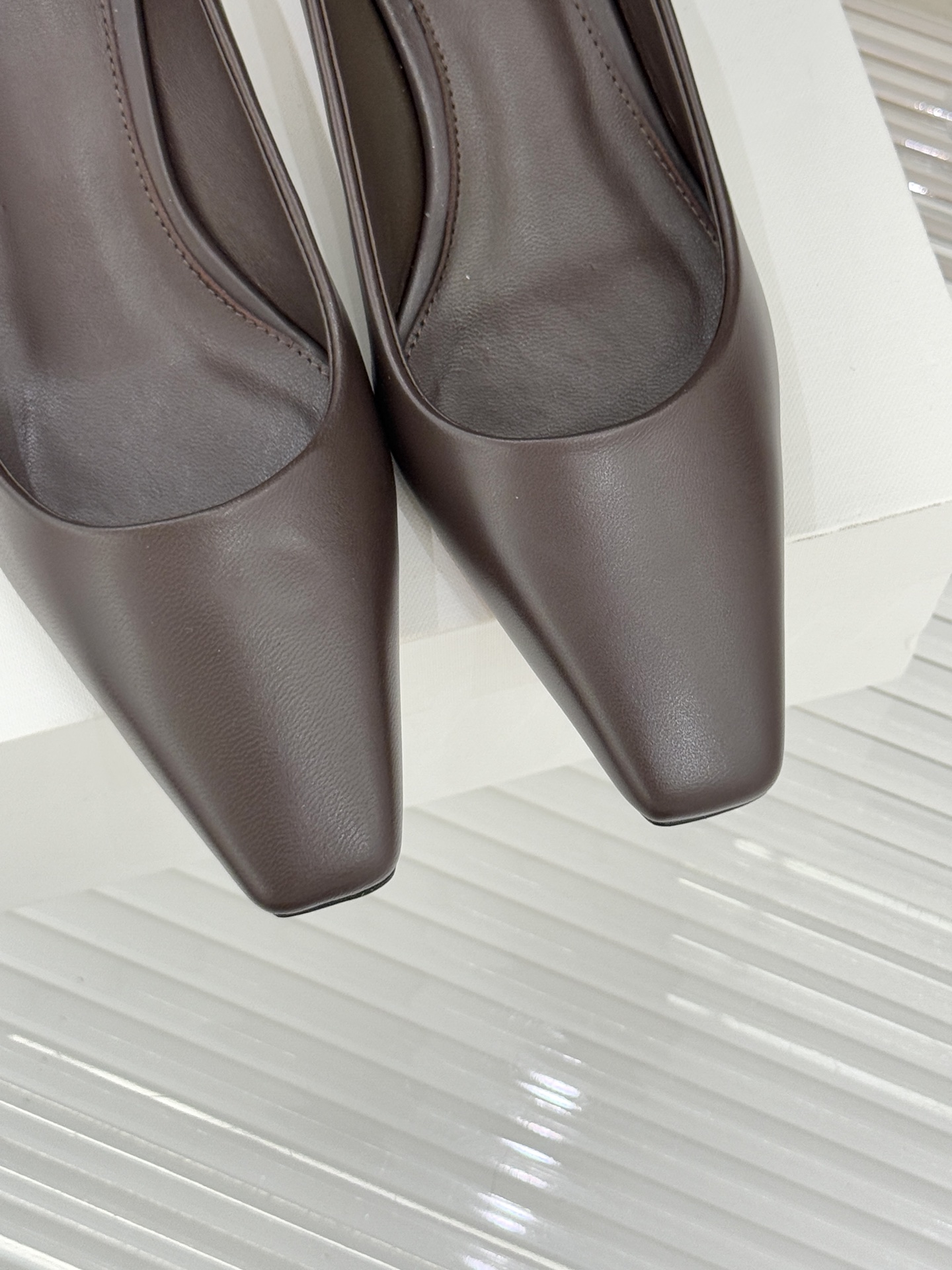 The Row25WF新品复古小方头猫跟高跟鞋单鞋以“少即是多”的设计哲学为骨将复古底蕴与现代优雅织入靴