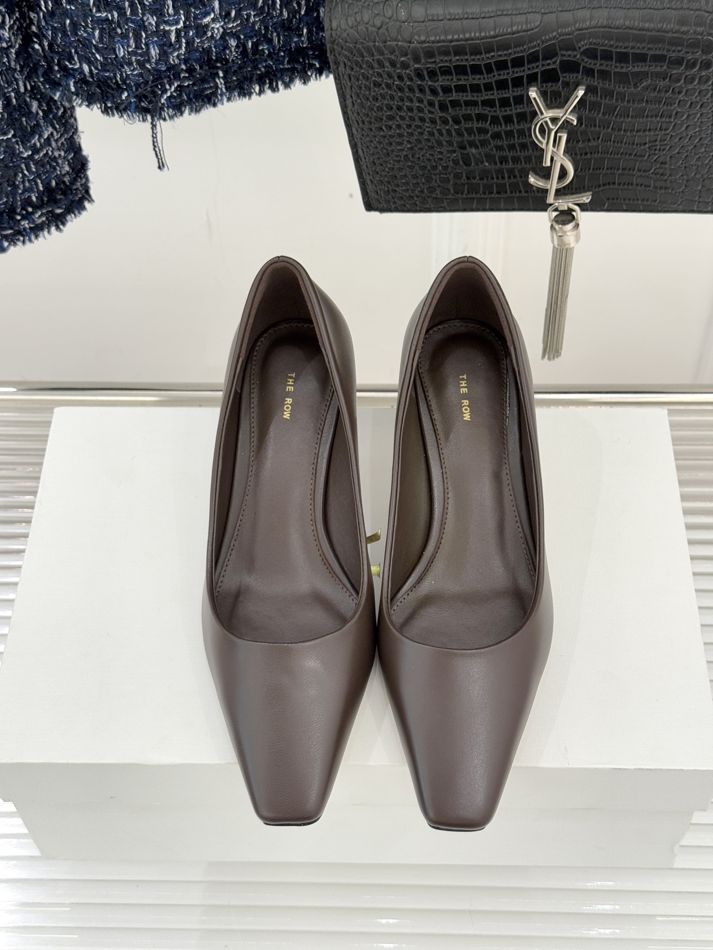 The Row25WF新品复古小方头猫跟高跟鞋单鞋以“少即是多”的设计哲学为骨将复古底蕴与现代优雅织入靴