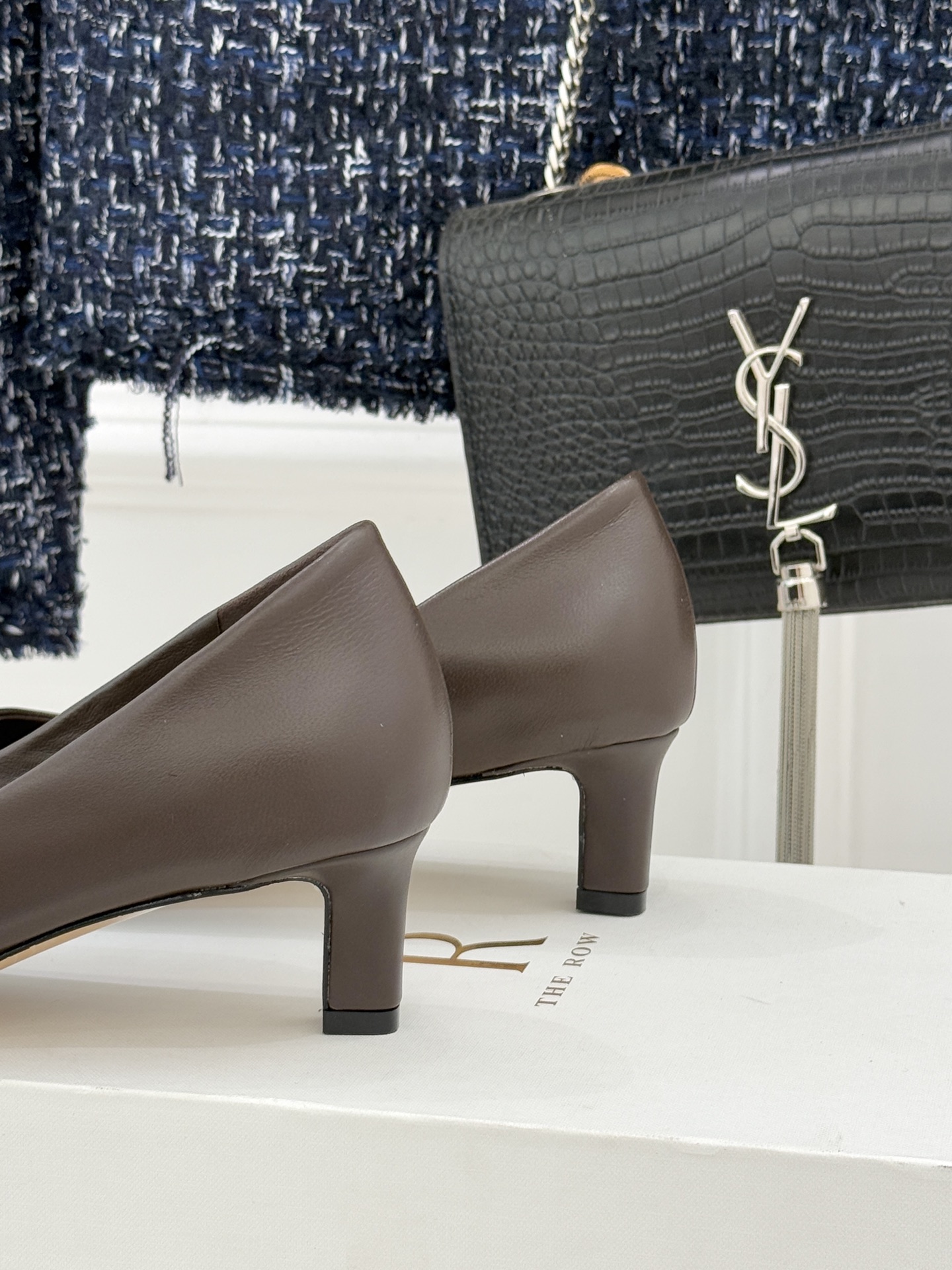 The Row25WF新品复古小方头猫跟高跟鞋单鞋以“少即是多”的设计哲学为骨将复古底蕴与现代优雅织入靴