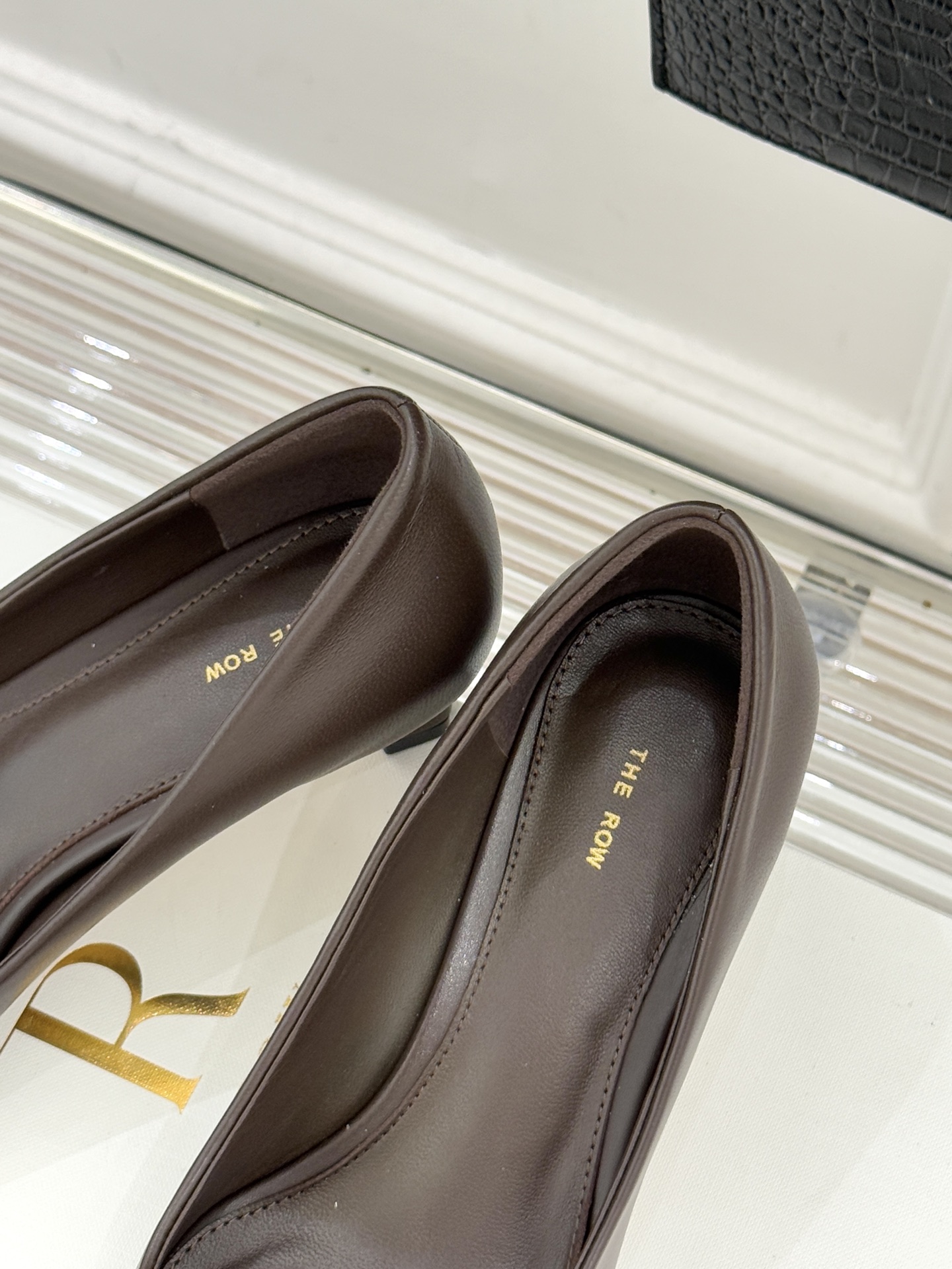 The Row25WF新品复古小方头猫跟高跟鞋单鞋以“少即是多”的设计哲学为骨将复古底蕴与现代优雅织入靴