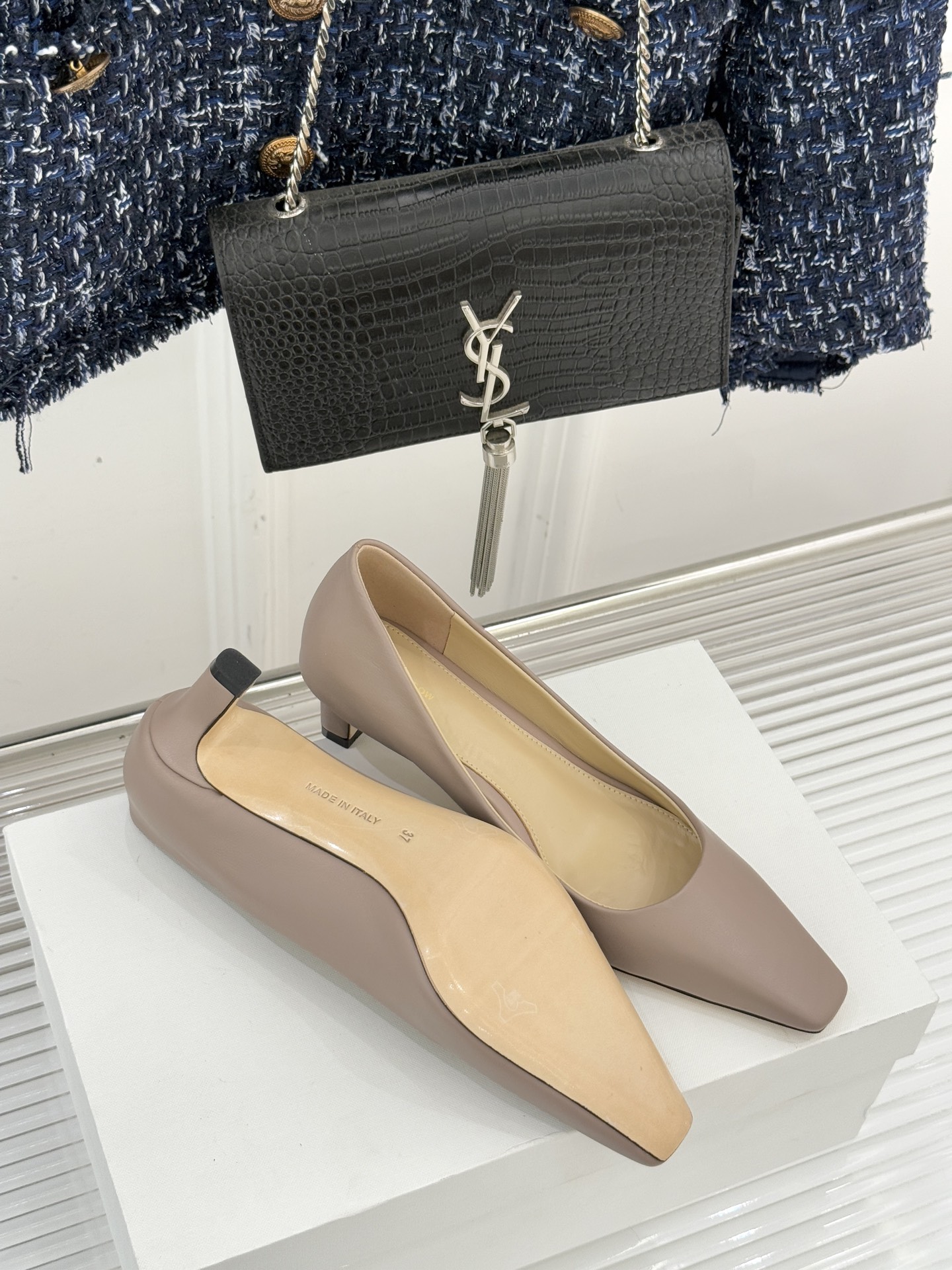 The Row25WF新品复古小方头猫跟高跟鞋单鞋以“少即是多”的设计哲学为骨将复古底蕴与现代优雅织入靴