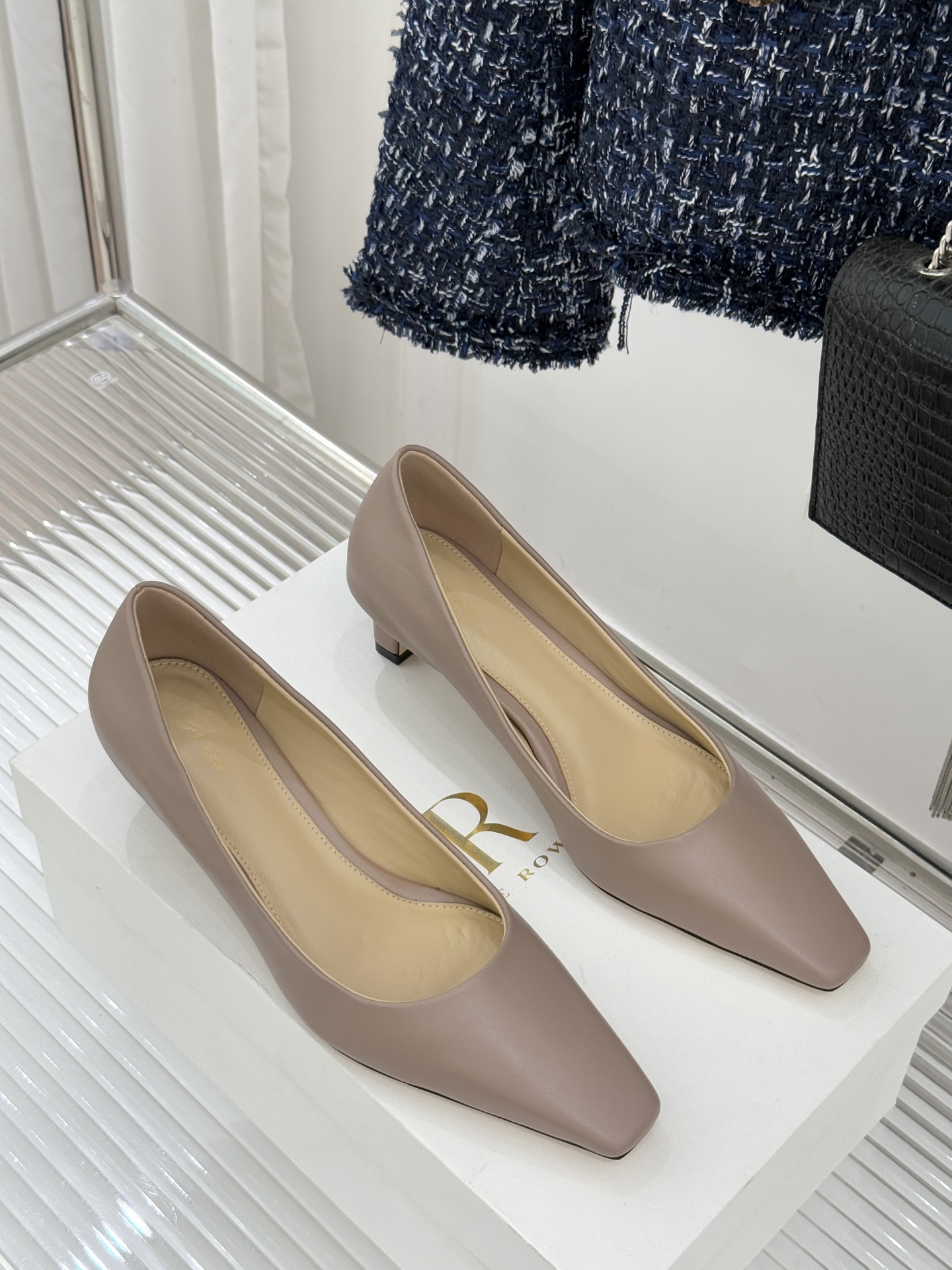 The Row25WF新品复古小方头猫跟高跟鞋单鞋以“少即是多”的设计哲学为骨将复古底蕴与现代优雅织入靴