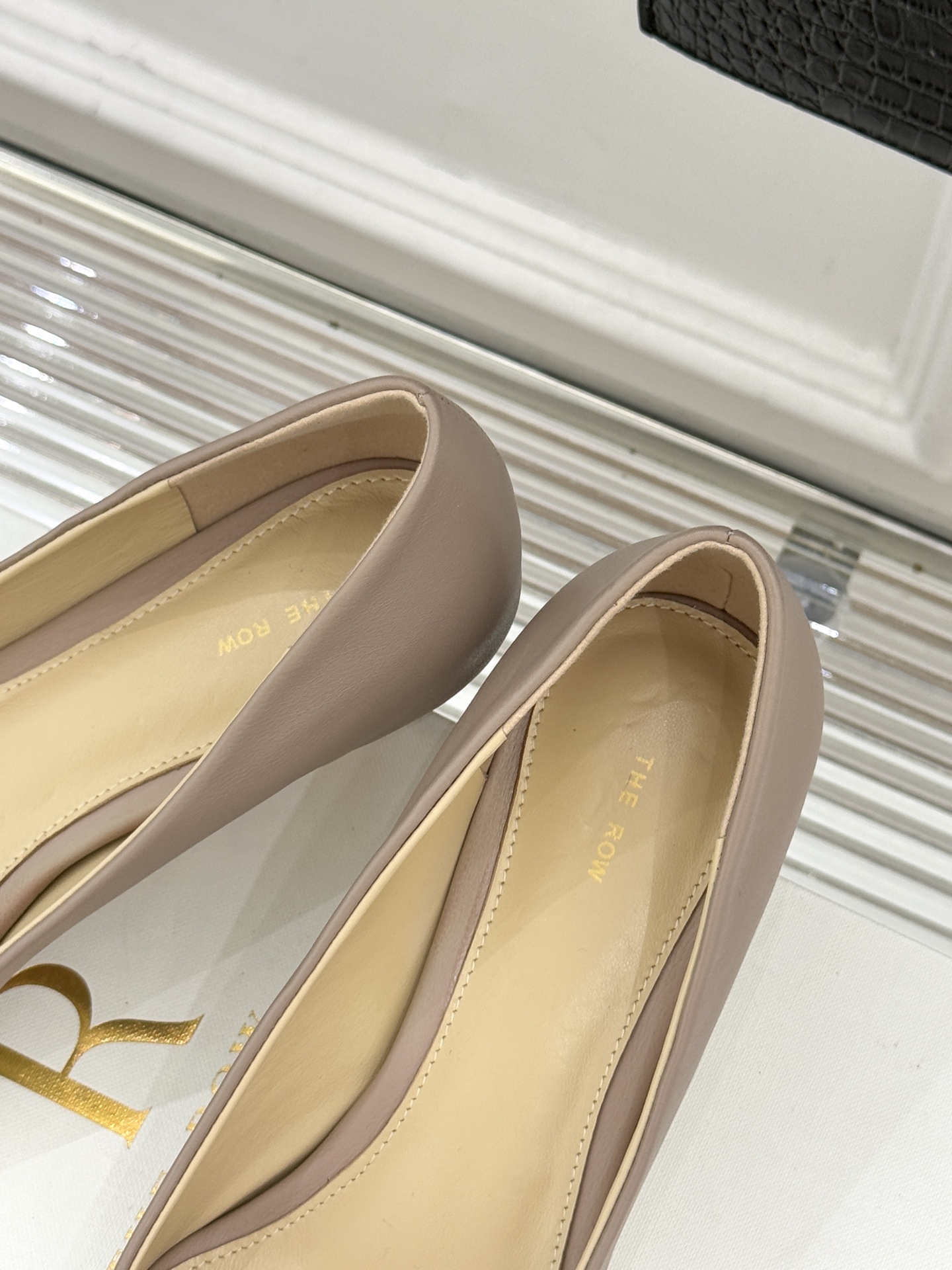 The Row25WF新品复古小方头猫跟高跟鞋单鞋以“少即是多”的设计哲学为骨将复古底蕴与现代优雅织入靴