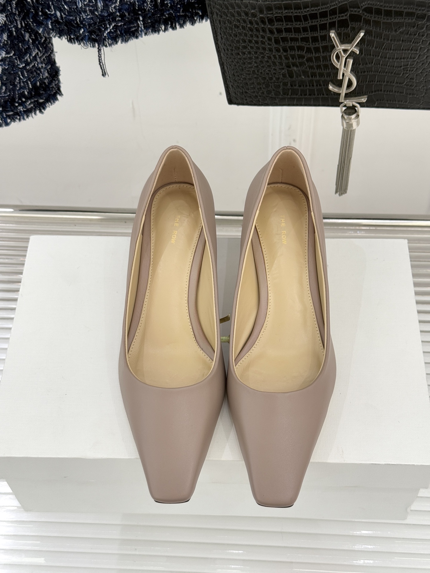 The Row25WF新品复古小方头猫跟高跟鞋单鞋以“少即是多”的设计哲学为骨将复古底蕴与现代优雅织入靴