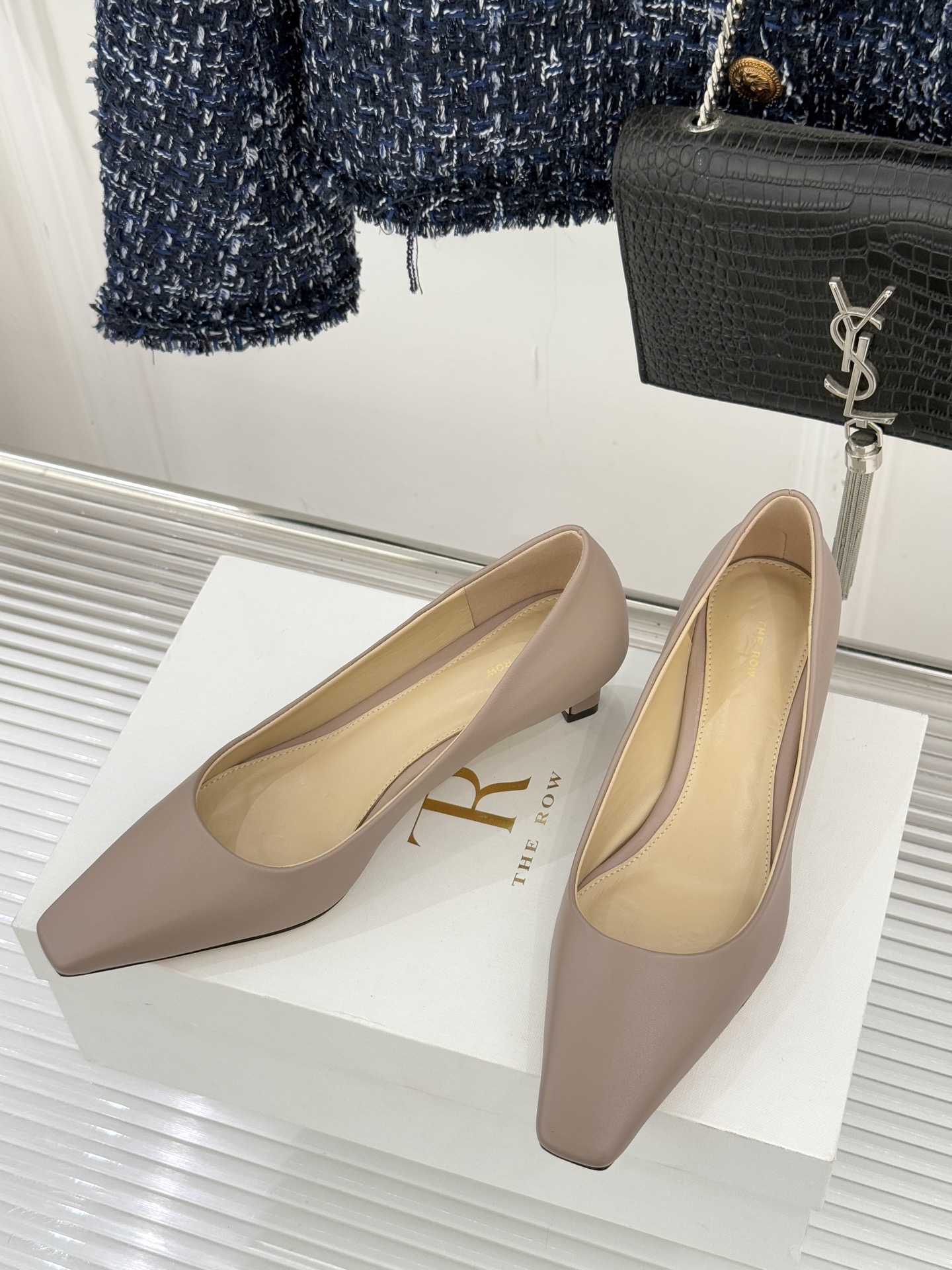 The Row25WF新品复古小方头猫跟高跟鞋单鞋以“少即是多”的设计哲学为骨将复古底蕴与现代优雅织入靴