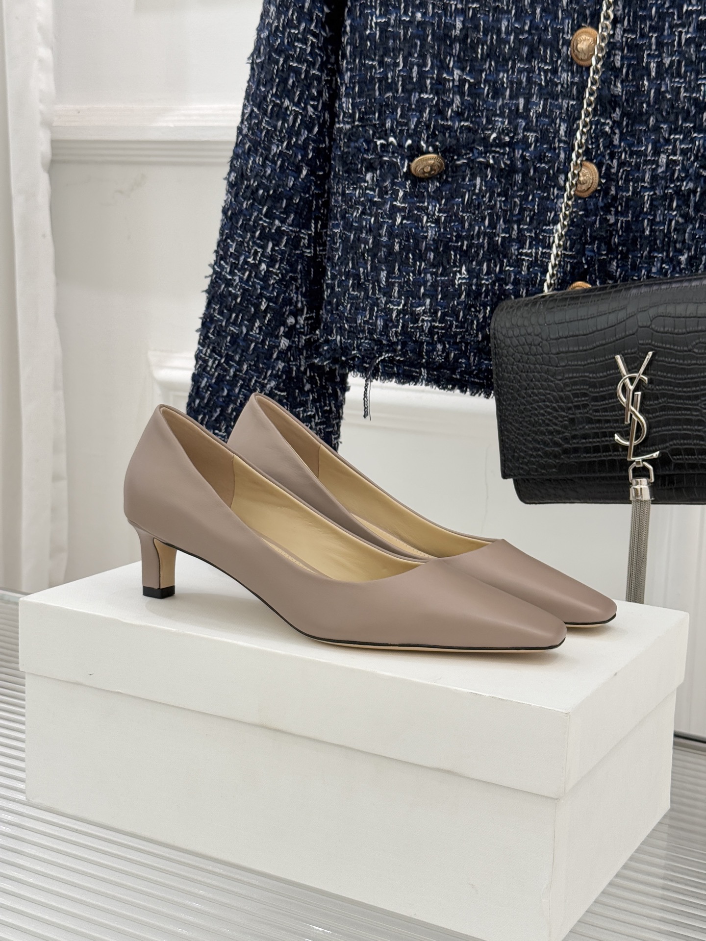 The Row25WF新品复古小方头猫跟高跟鞋单鞋以“少即是多”的设计哲学为骨将复古底蕴与现代优雅织入靴