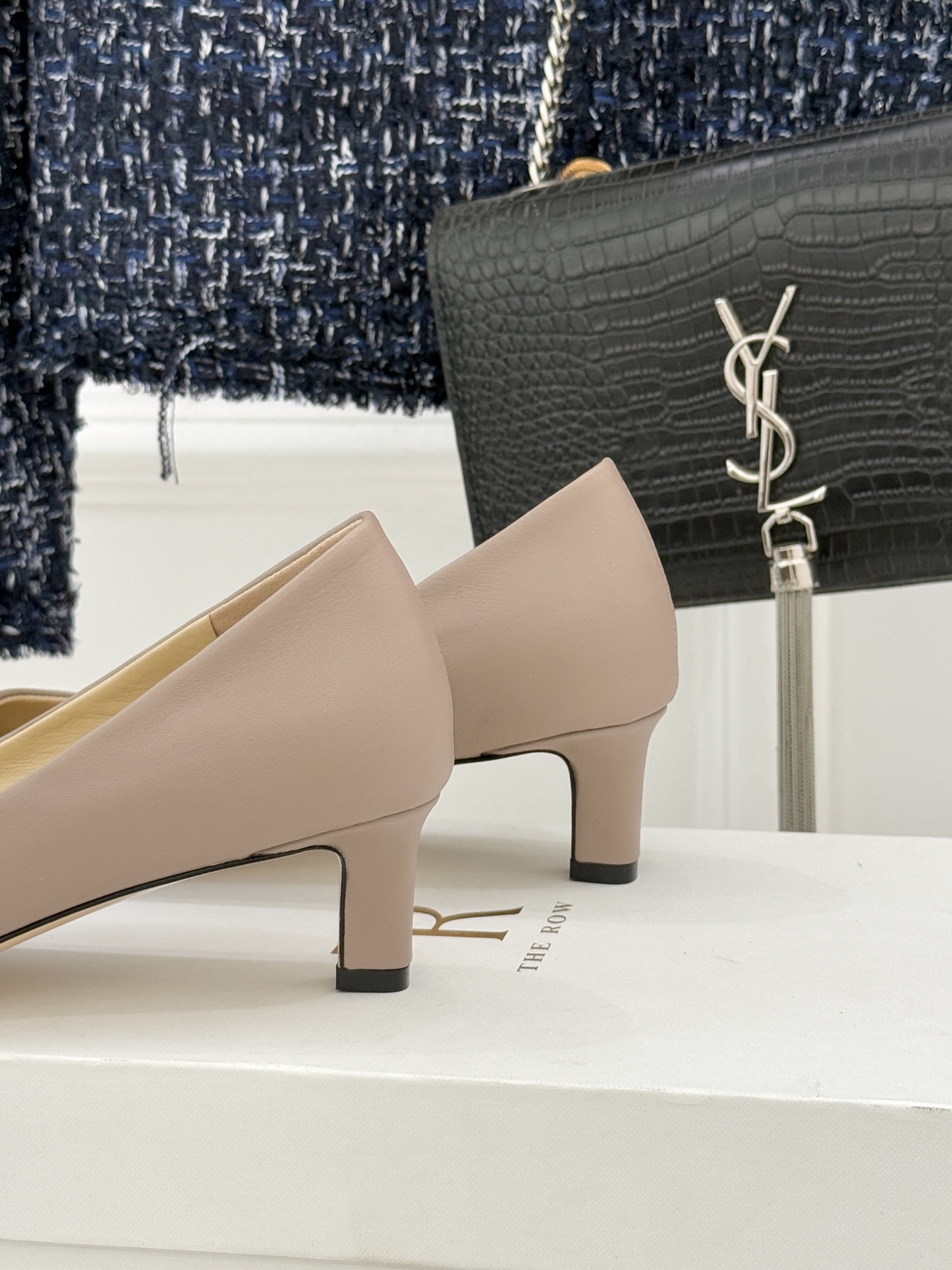 The Row25WF新品复古小方头猫跟高跟鞋单鞋以“少即是多”的设计哲学为骨将复古底蕴与现代优雅织入靴