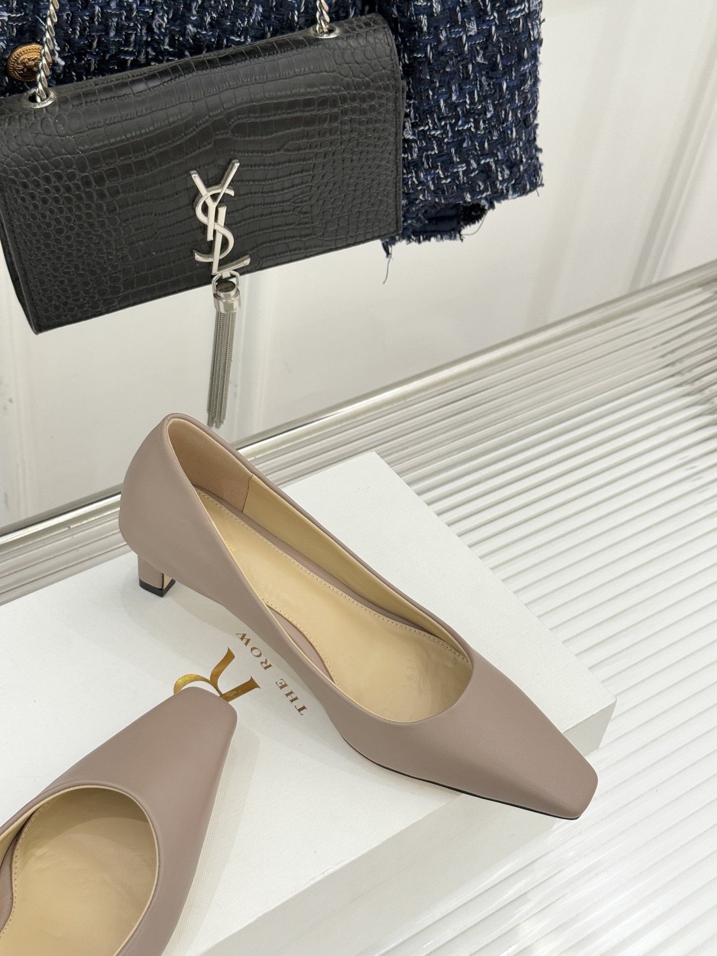 The Row25WF新品复古小方头猫跟高跟鞋单鞋以“少即是多”的设计哲学为骨将复古底蕴与现代优雅织入靴