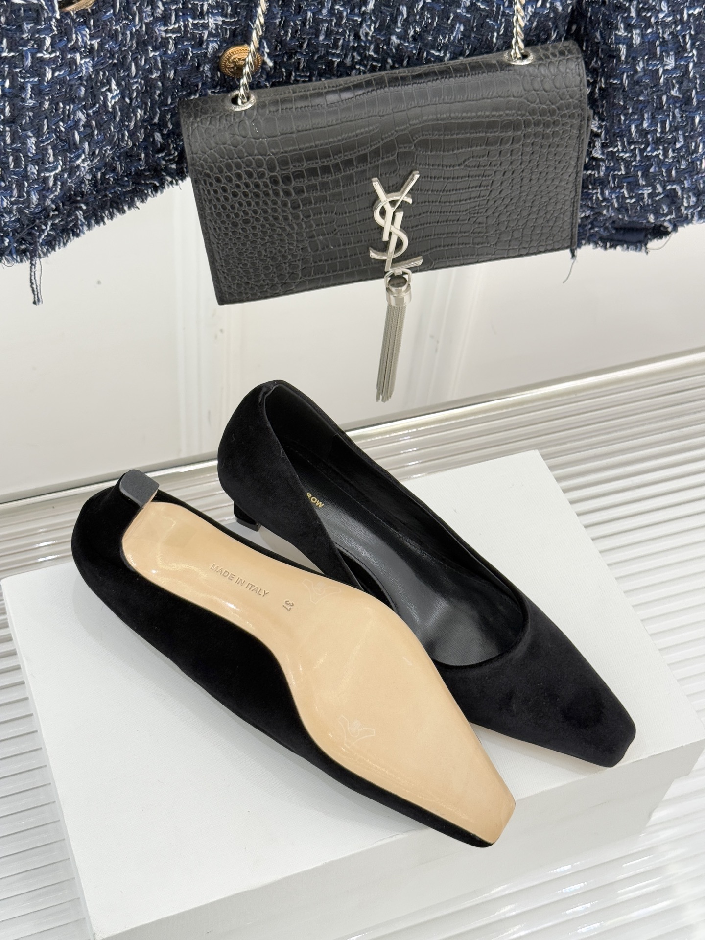 The Row25WF新品复古小方头猫跟高跟鞋单鞋以“少即是多”的设计哲学为骨将复古底蕴与现代优雅织入靴